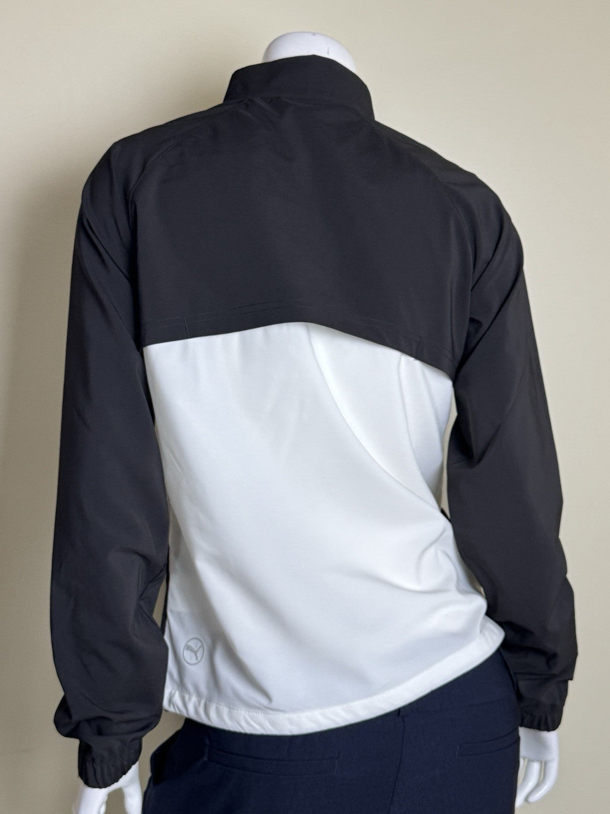 PUMA Women's White with Black Jacket Pockets Sz S.       (B.150/1)