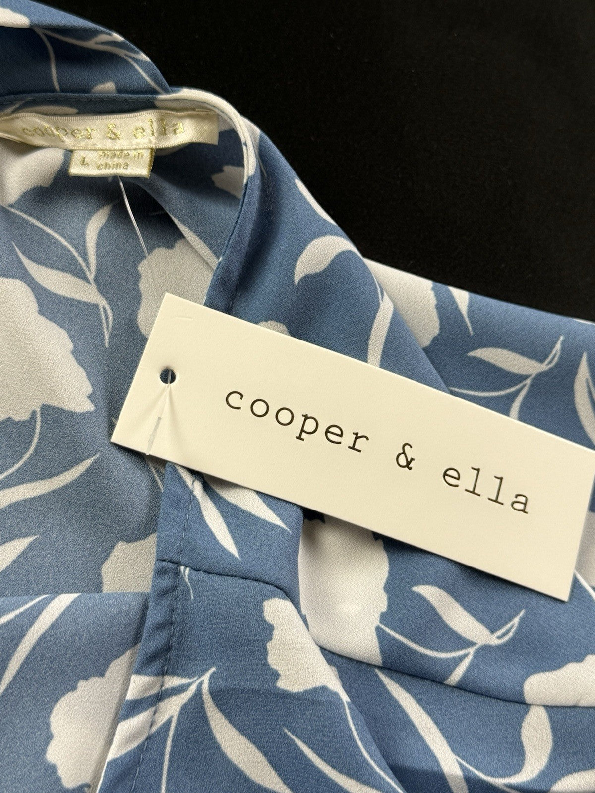 Cooper & Ella Women’s Floral Blouse Sz L.  (B.187)
