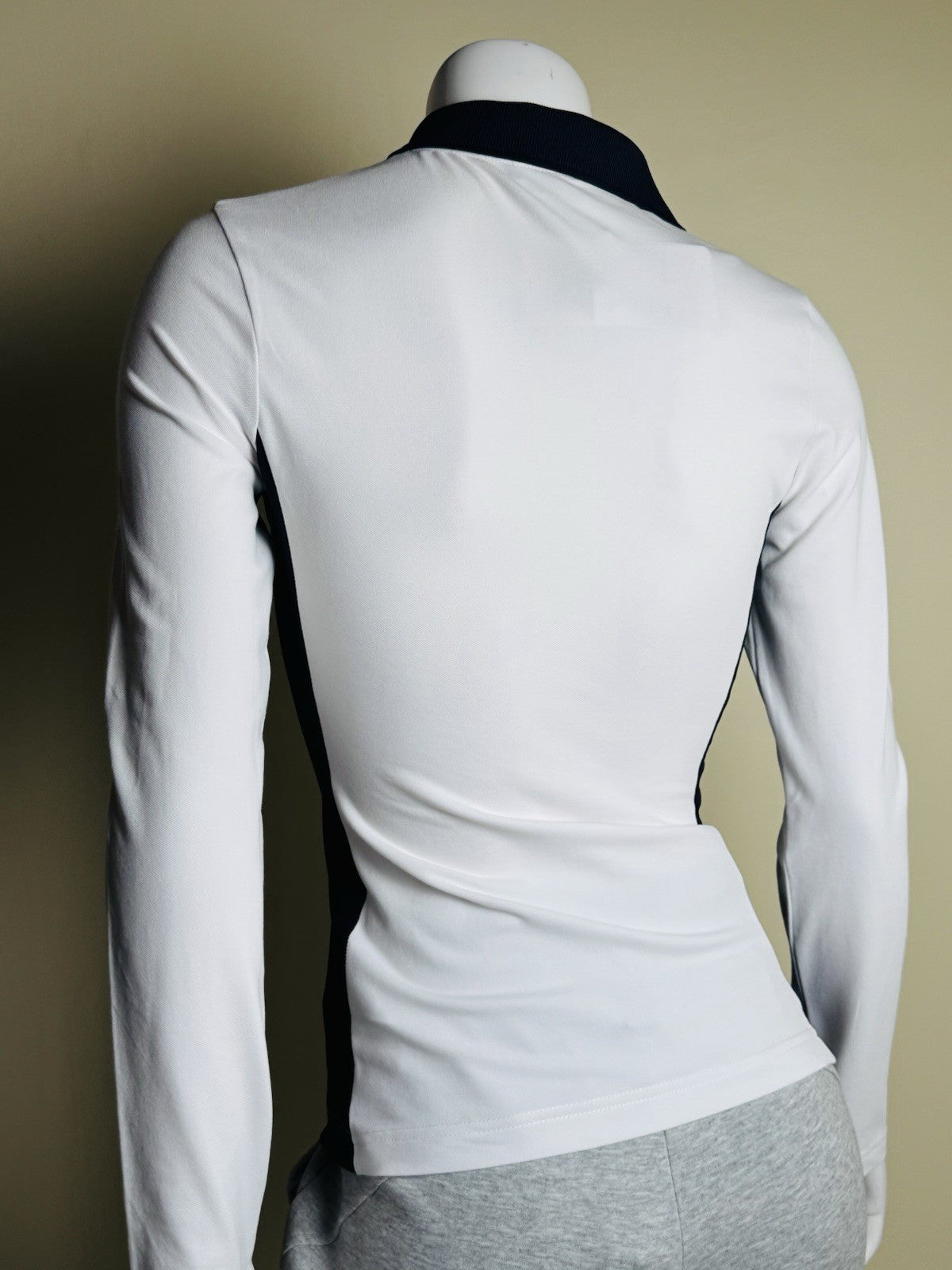 $139 GOLFINO Women's Golf Shirt Long Sleeves Size 6.  (B.189)