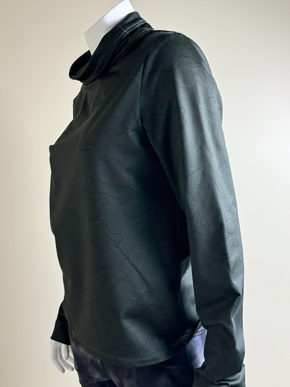 $80 Under Armour Women’s Turtleneck Sweater Size M. (B.102)