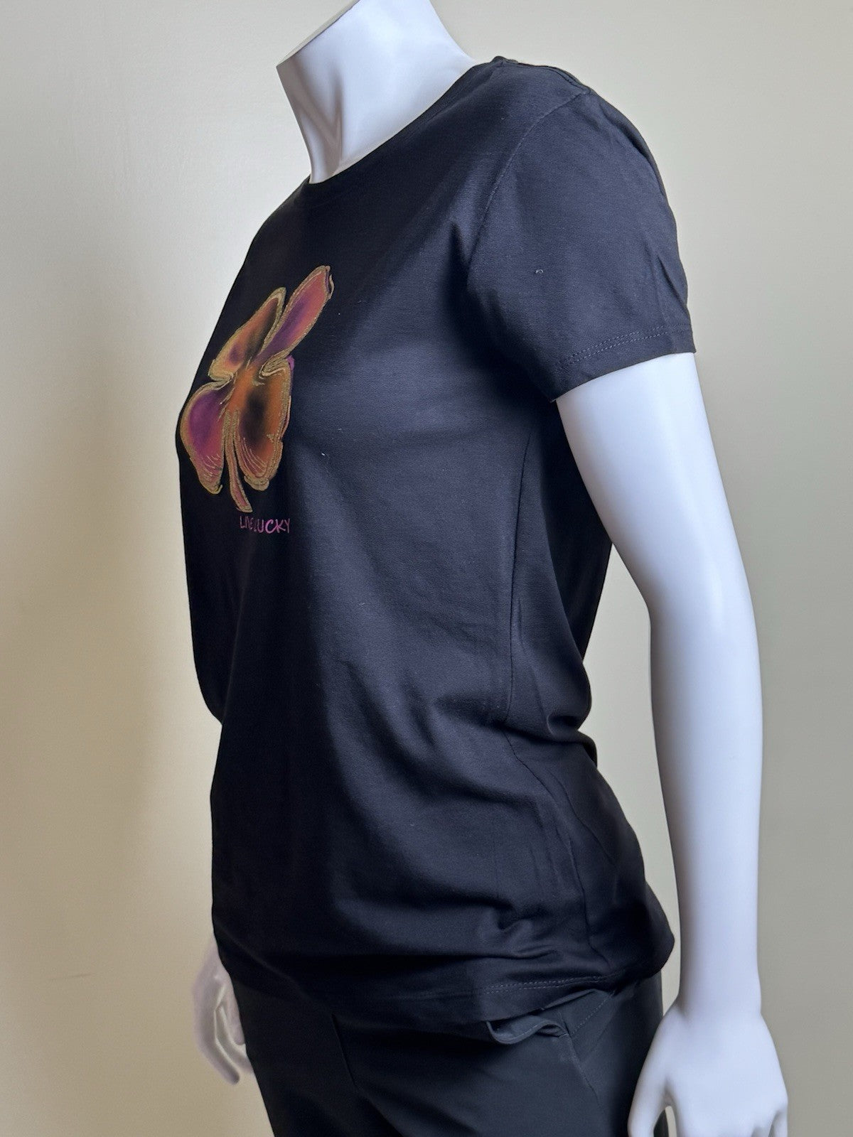 Black Clover Women’s T-Shirt Clover Logo Sz S.     (B.181)