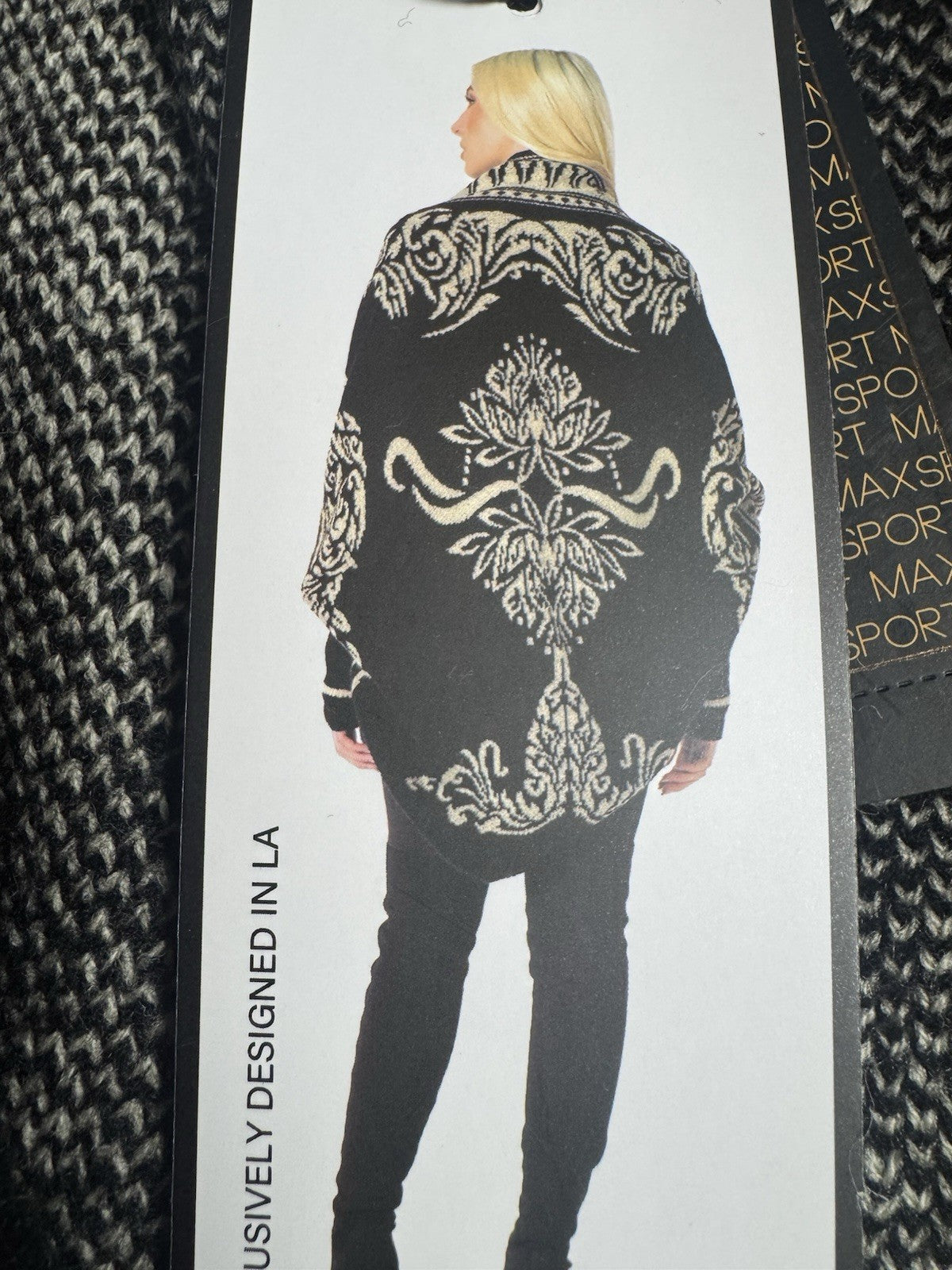 $268 Max Sport Poncho Black/Ivory Sz L/XL.      (B.144/1)