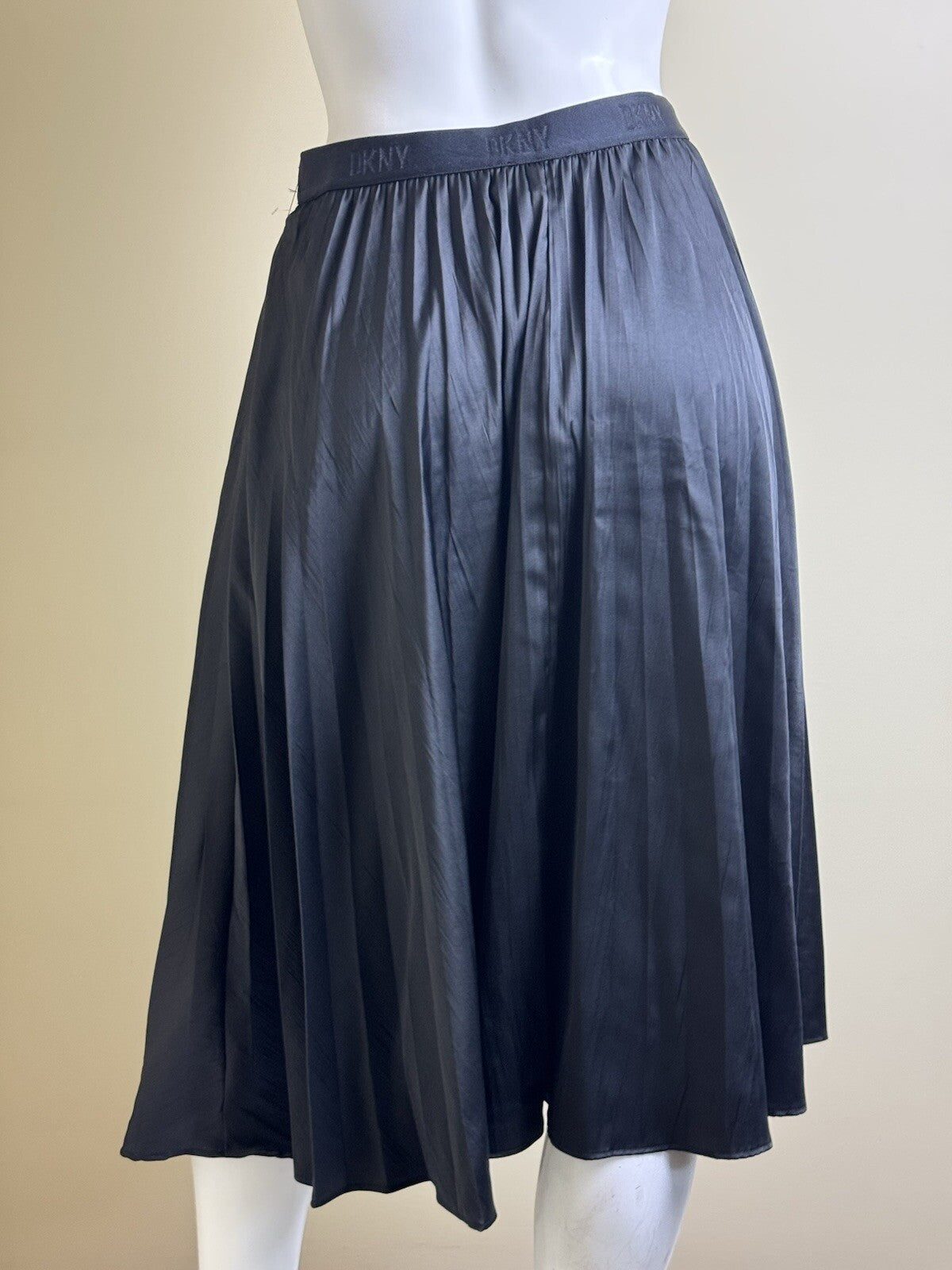 $109 DKNY Women's Pleaded Skirt Sz S.  (B.142)