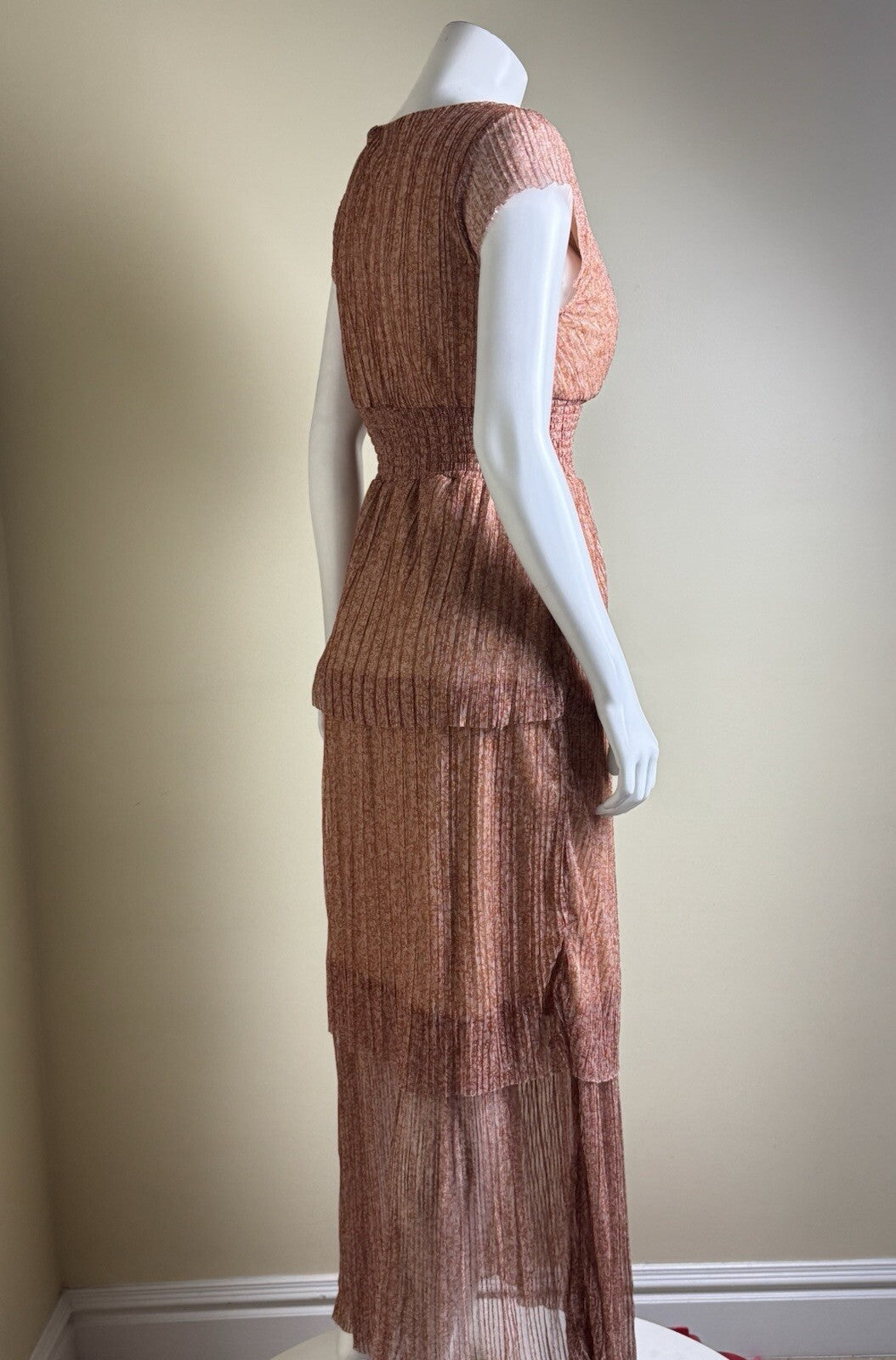 Haute Nites Women’s Long Ruffle Dress Size 7    (B.139)