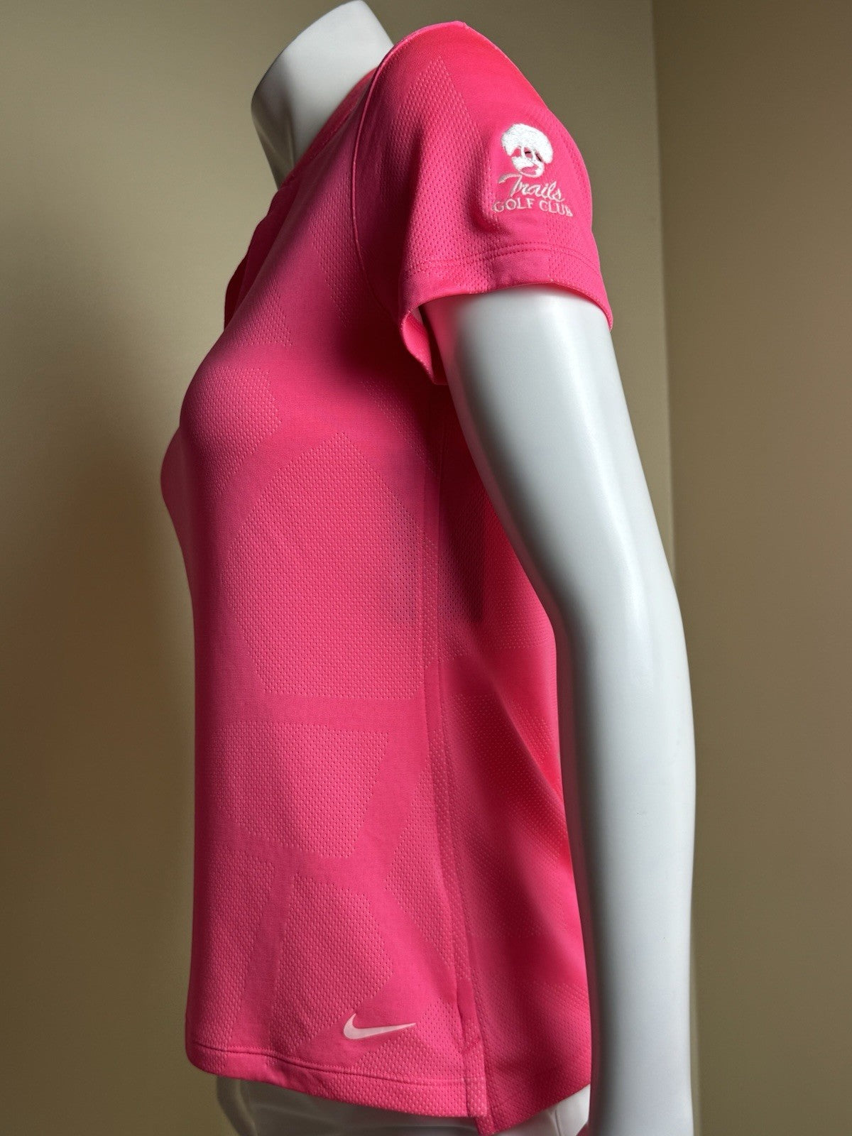 Nike Women’s Top Golf Shirt Sz S.       (B.170)