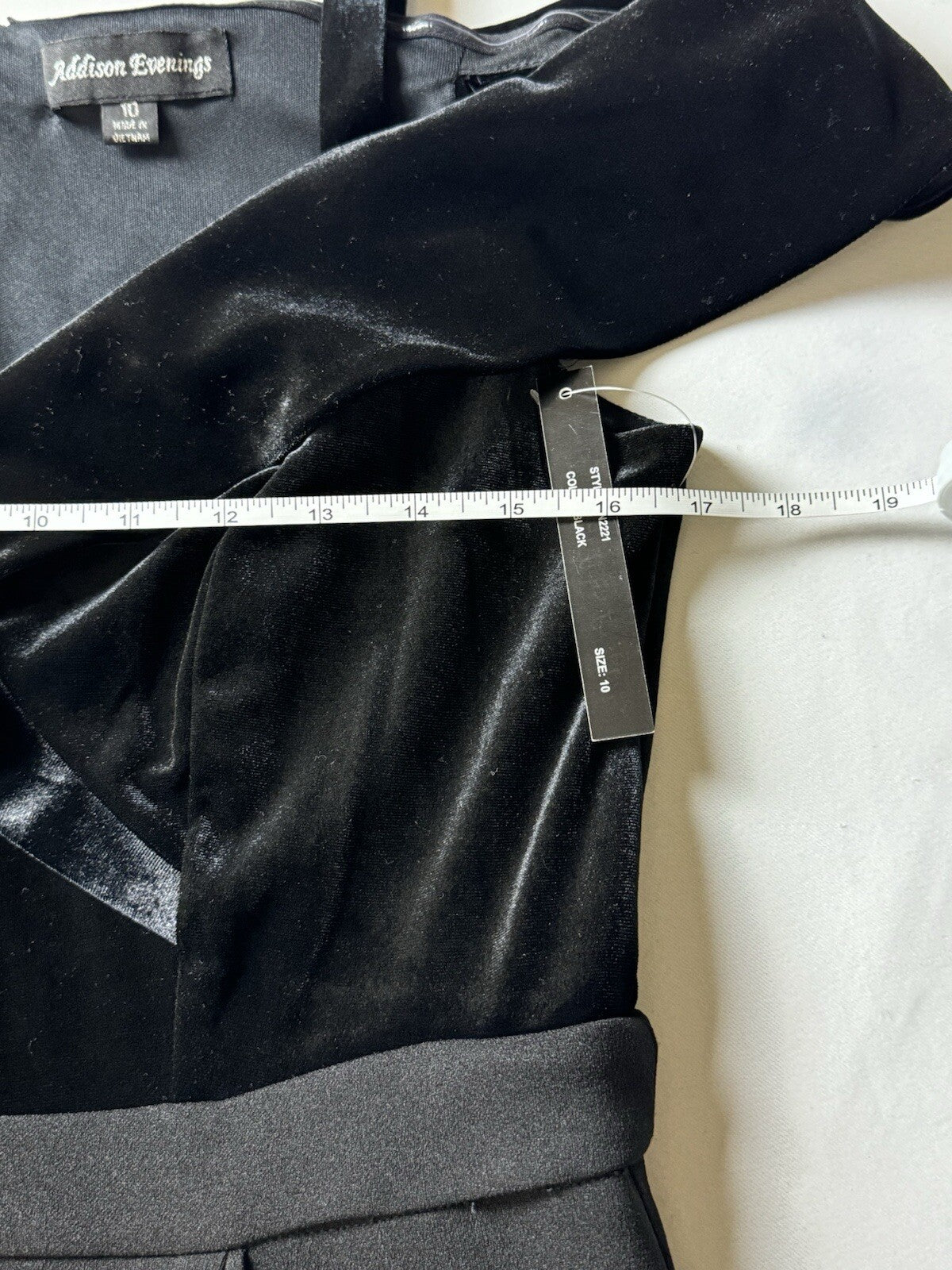 Addison Evenings Women’s off the shoulders Black Dress Sz 10. (B.92)