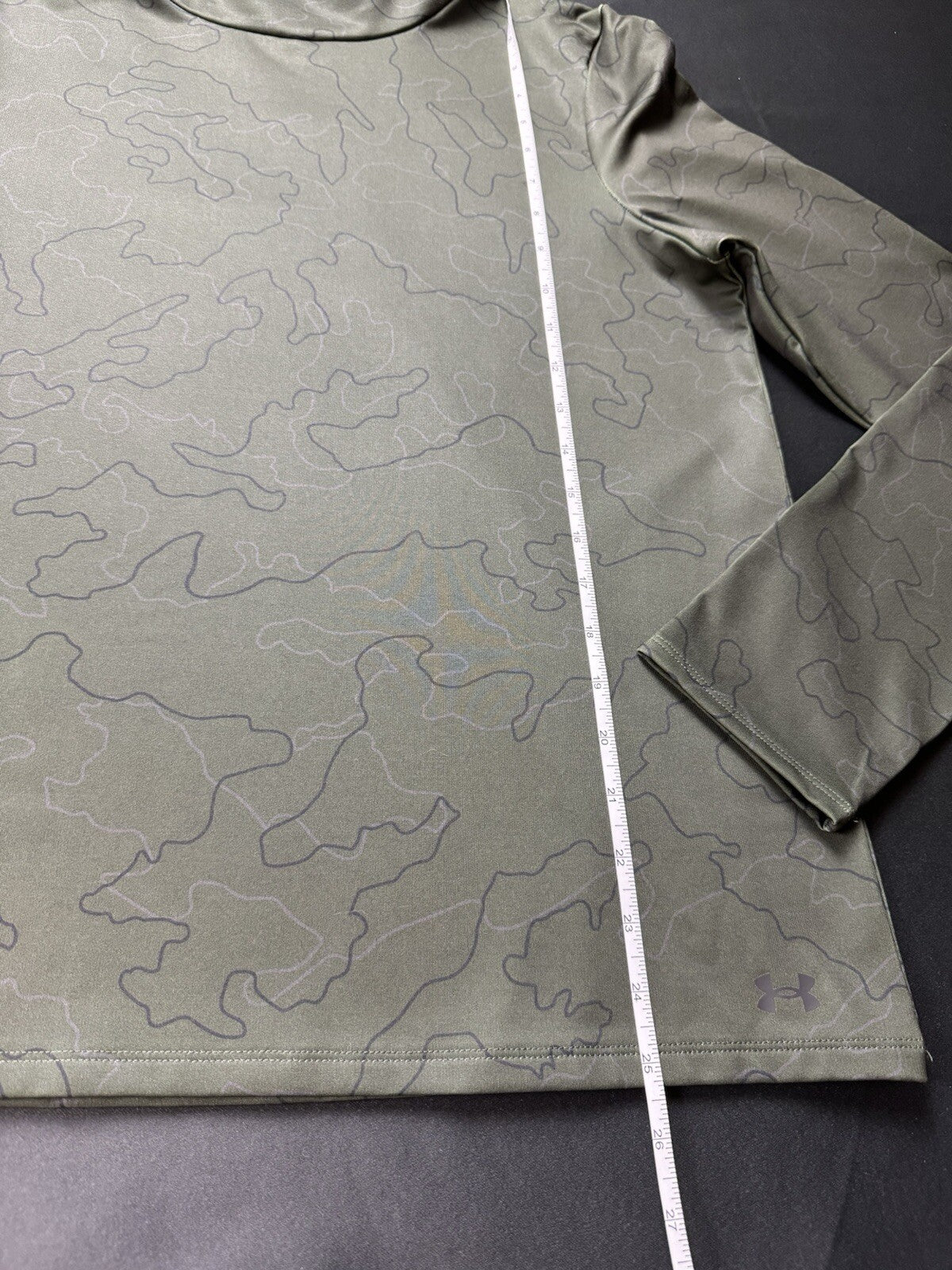 $50 Under Armour Women’s Turtleneck Sweater Size L.    (B.121)