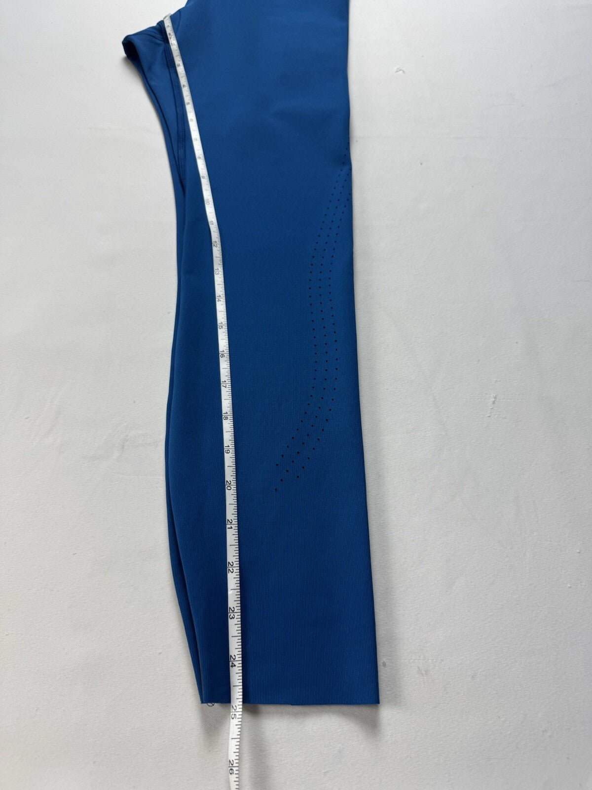 $110 Under Armour Women’s Blue Leggings Size S .   (B.142)