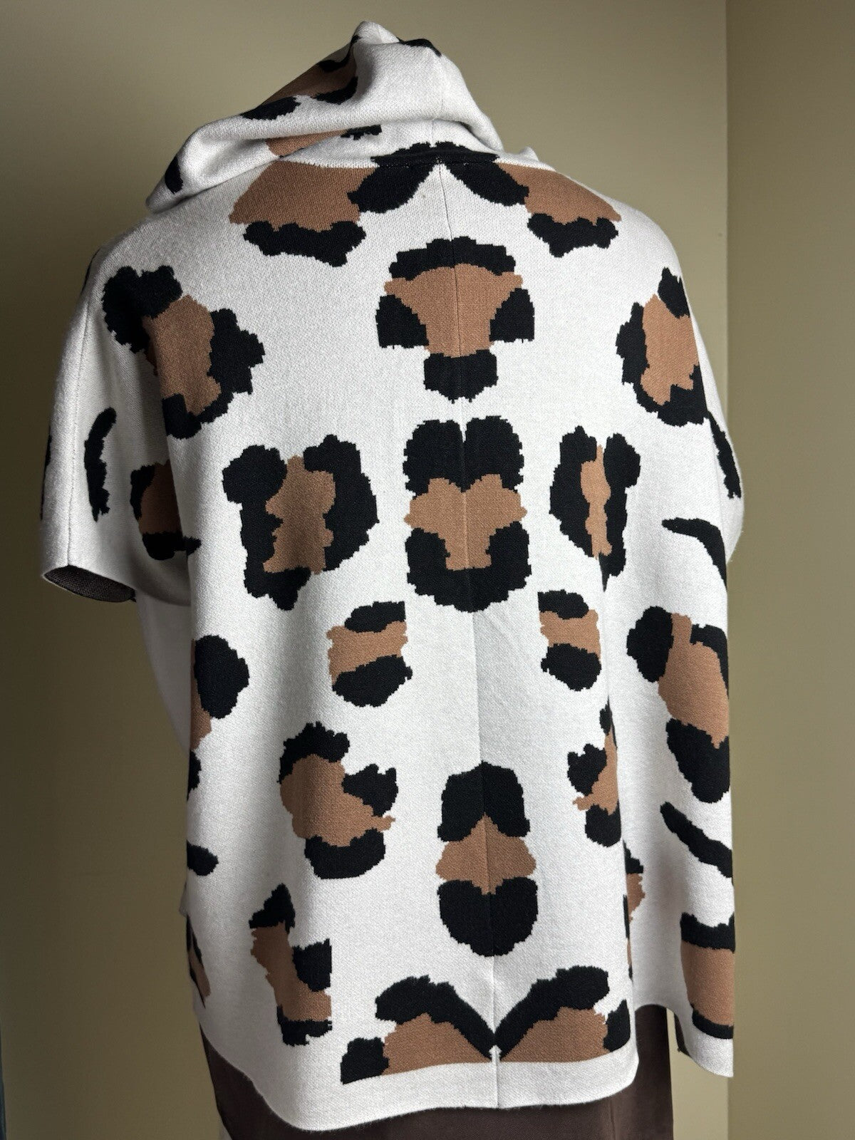 $98 Carmen Marc Valvo Hooded Zip Knit Poncho Size XL.  (B.125)