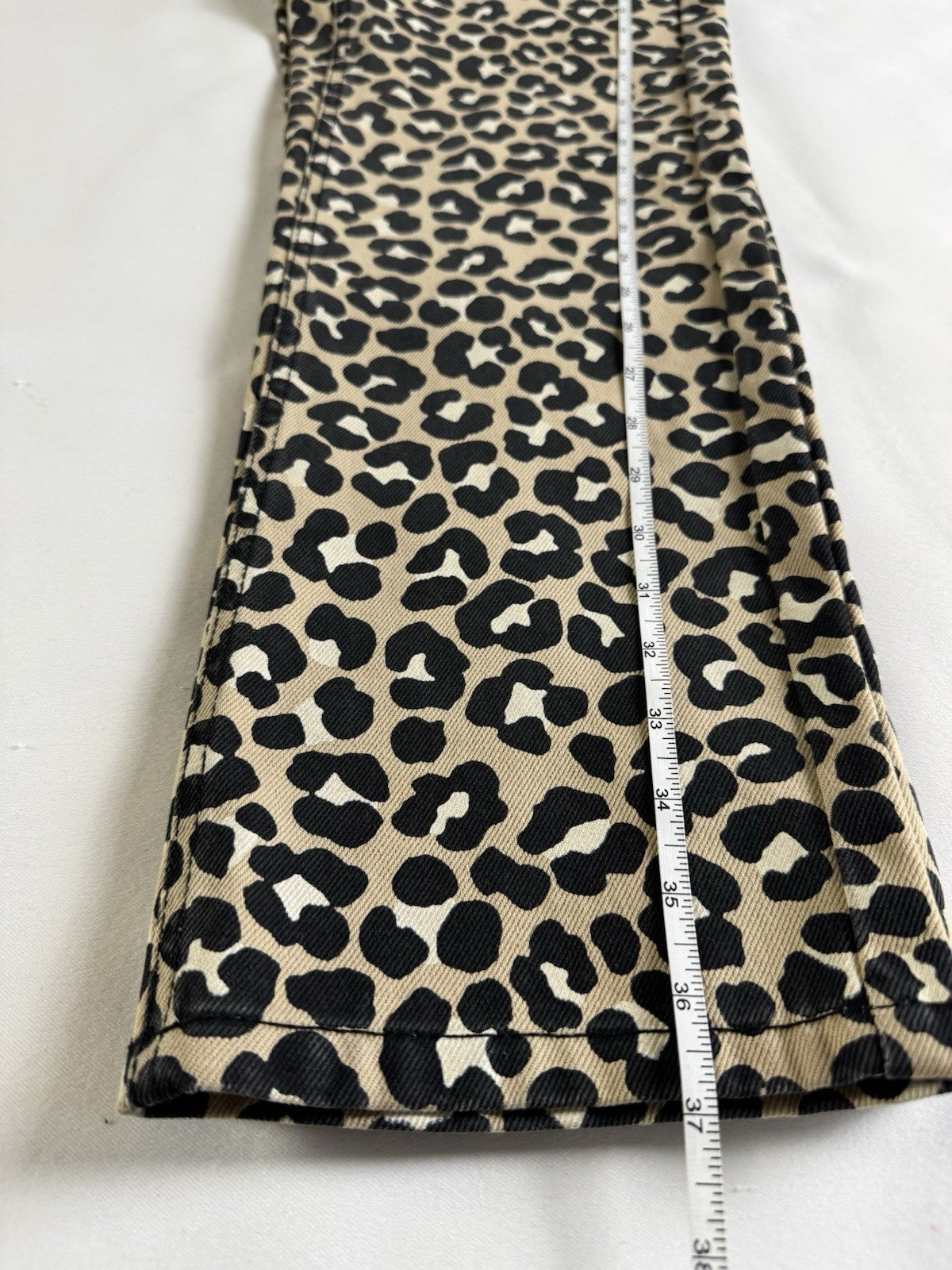 $125 Michael Kors Women’s Animal Print Jeans Sz 2.    (B.065)