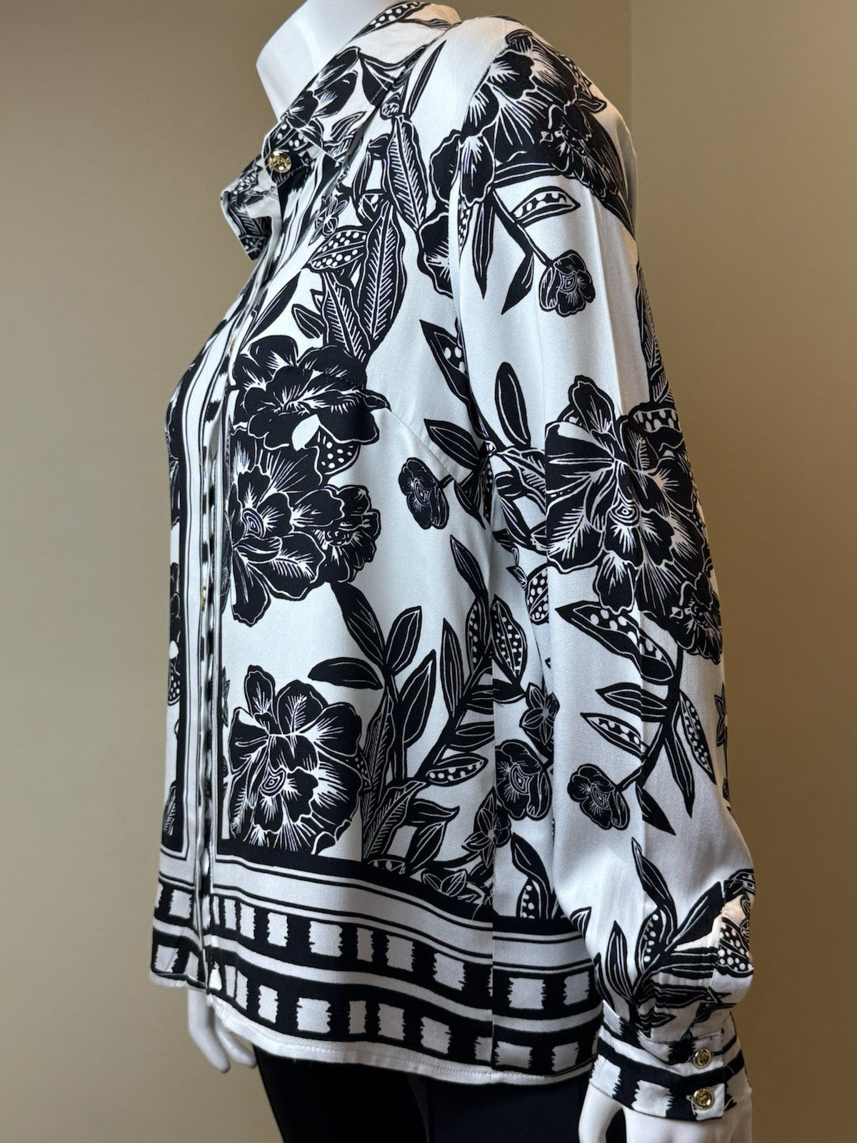 Rose & Thyme Women’s. Black/White Shirt Sz M  ( B.165)