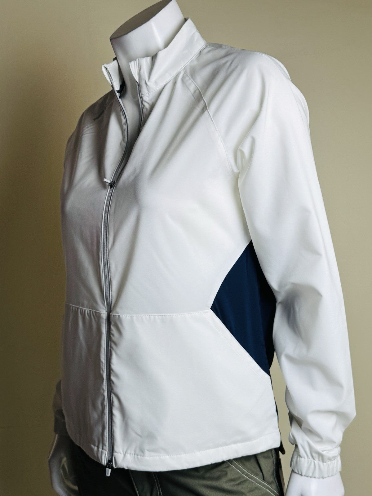 PUMA Women's White with Navy Jacket Pockets Sz S.       (B.154)
