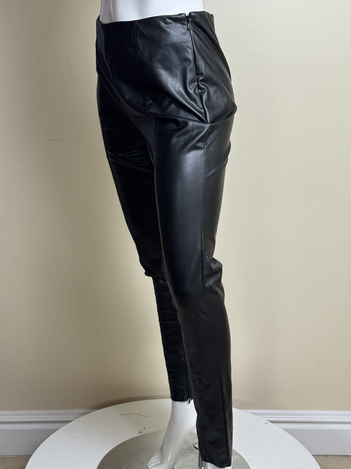 $99 DKNY Women's Black Faux Leather Pull-On Pants Size XS.  (B.065)