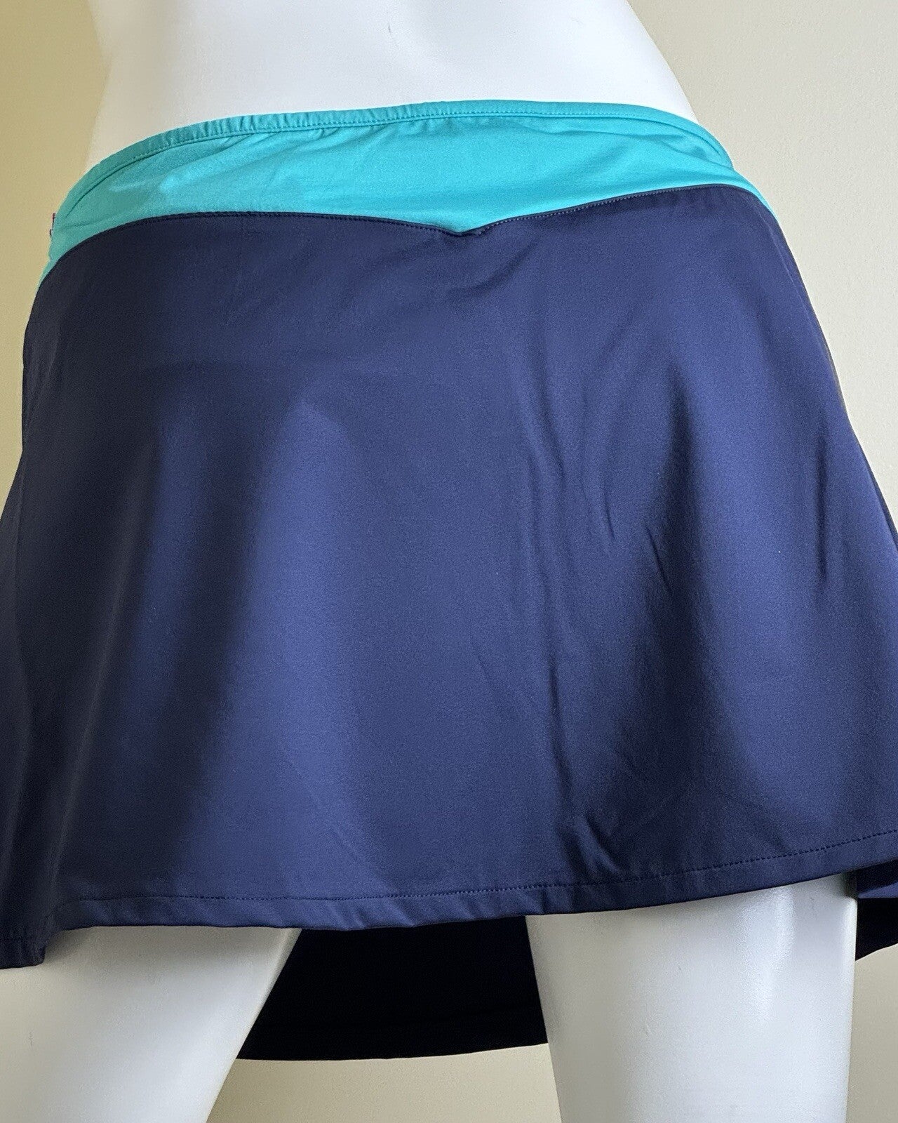 $70 Fila Women's Tennis Golf Skort Size L. (B.53)