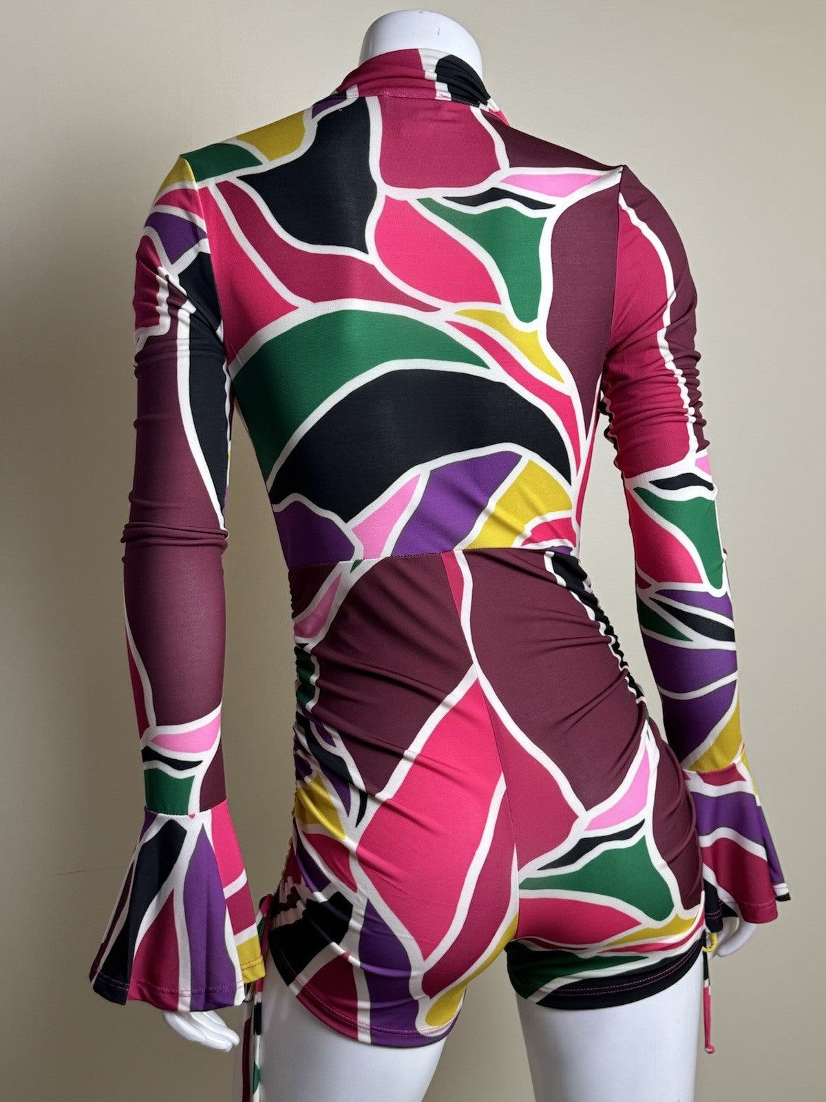 MADRAG Women’s Long Sleeves Romper Size M.       (B.183)