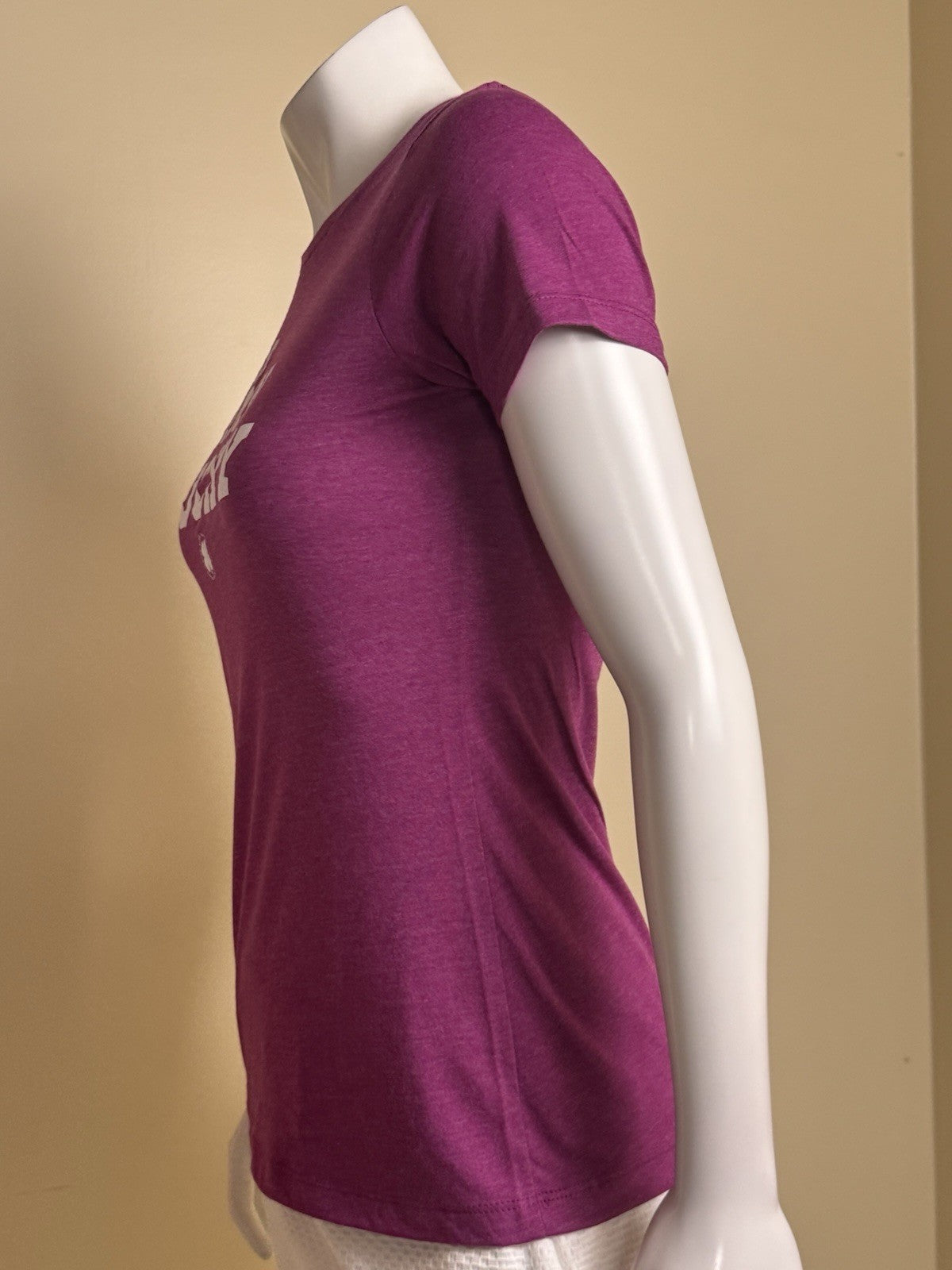 Black Clover Women’s T-Shirt  Pullover Sz L.    (B.174)