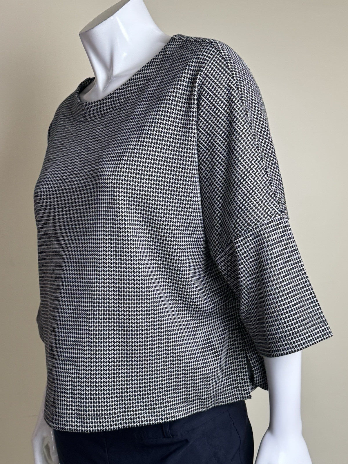 $128 Max Studio London Women’s Knit Herringbone Blouse Size M.      (B.038)