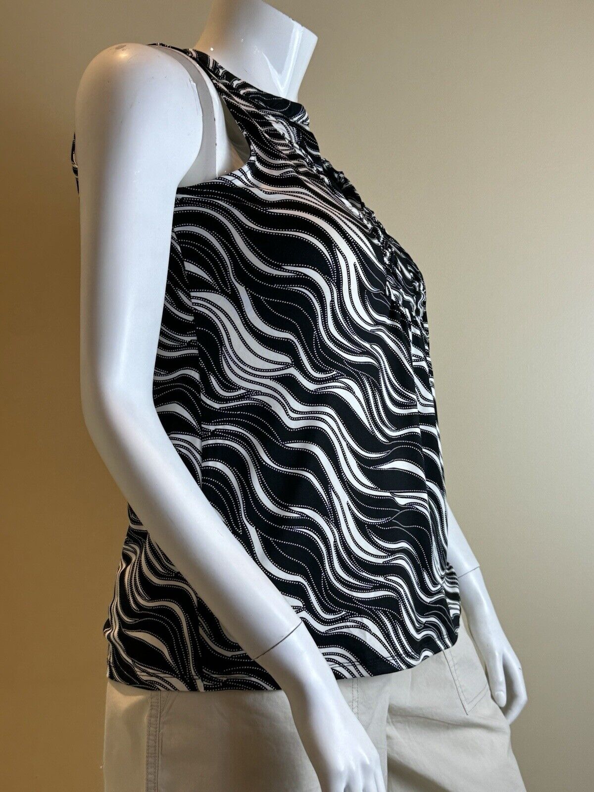 NY Collection Women’s Sleeveless Blouse Black,White Sz M. (B.81)