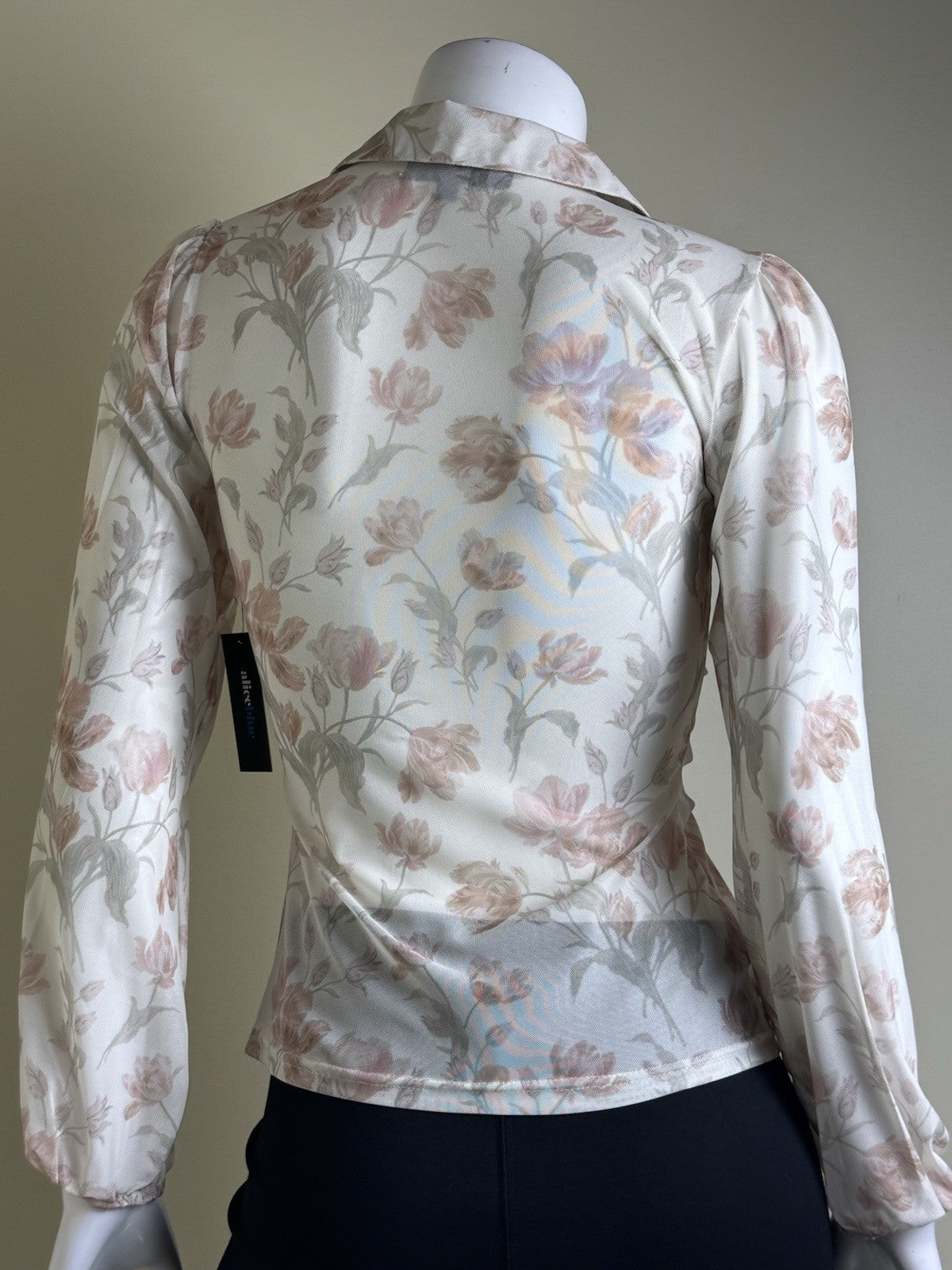 Alice Blue Women’s Long Sleeves Shirt Sz S.     (B.150)