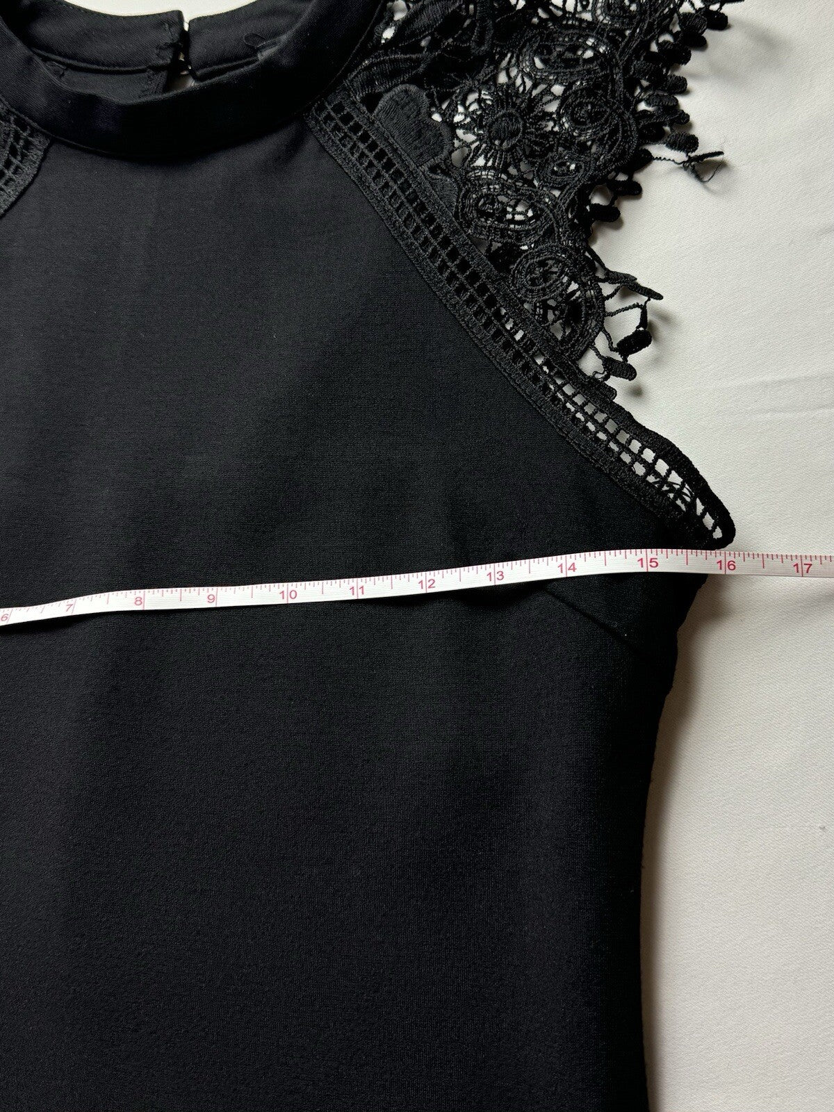 IRIS Women’s Black Dress bodycon lace cap sleeve Sz M.  (B.64