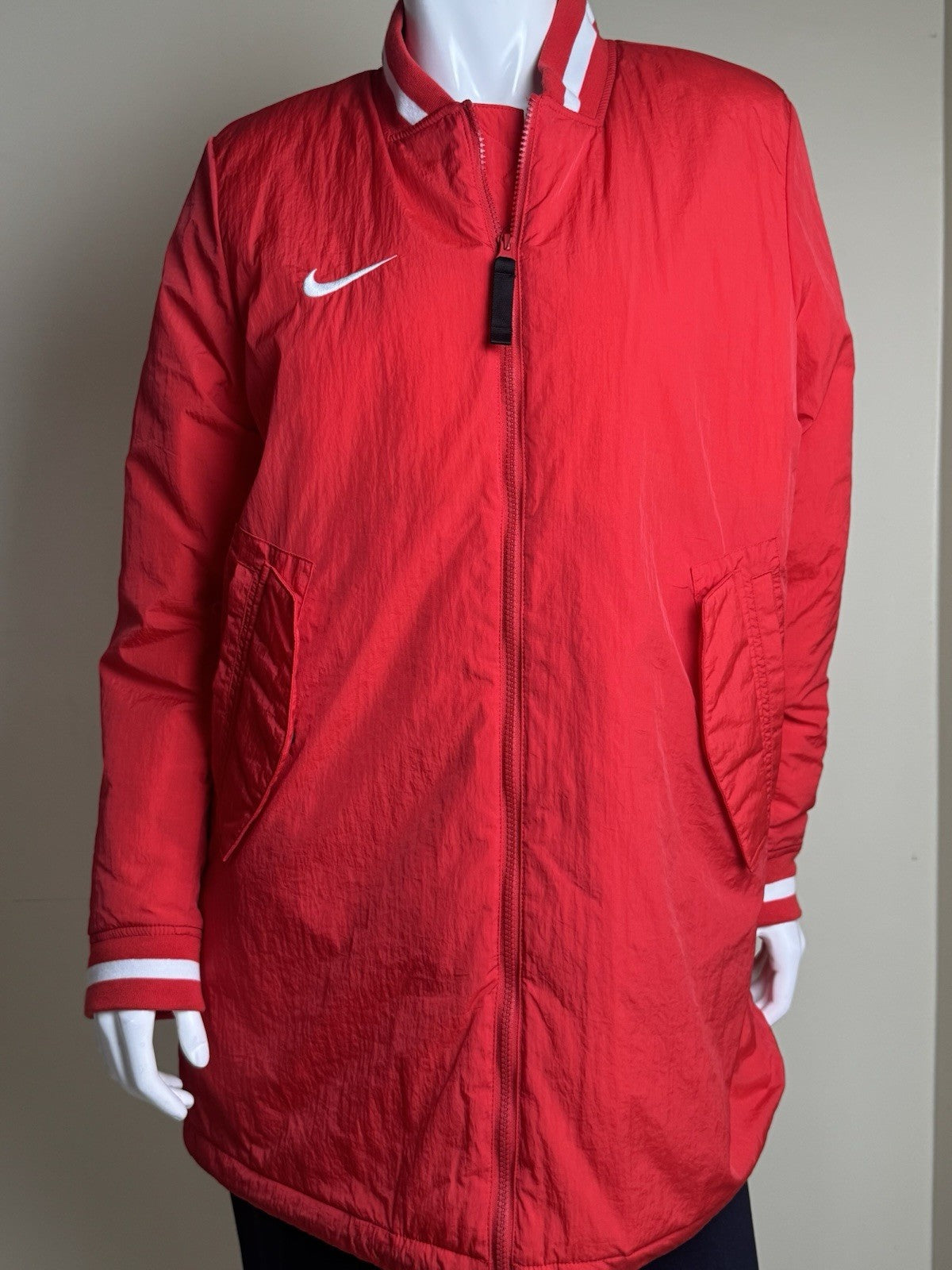 NIKE Women’s Red Long jacket Size L.   (B.091)
