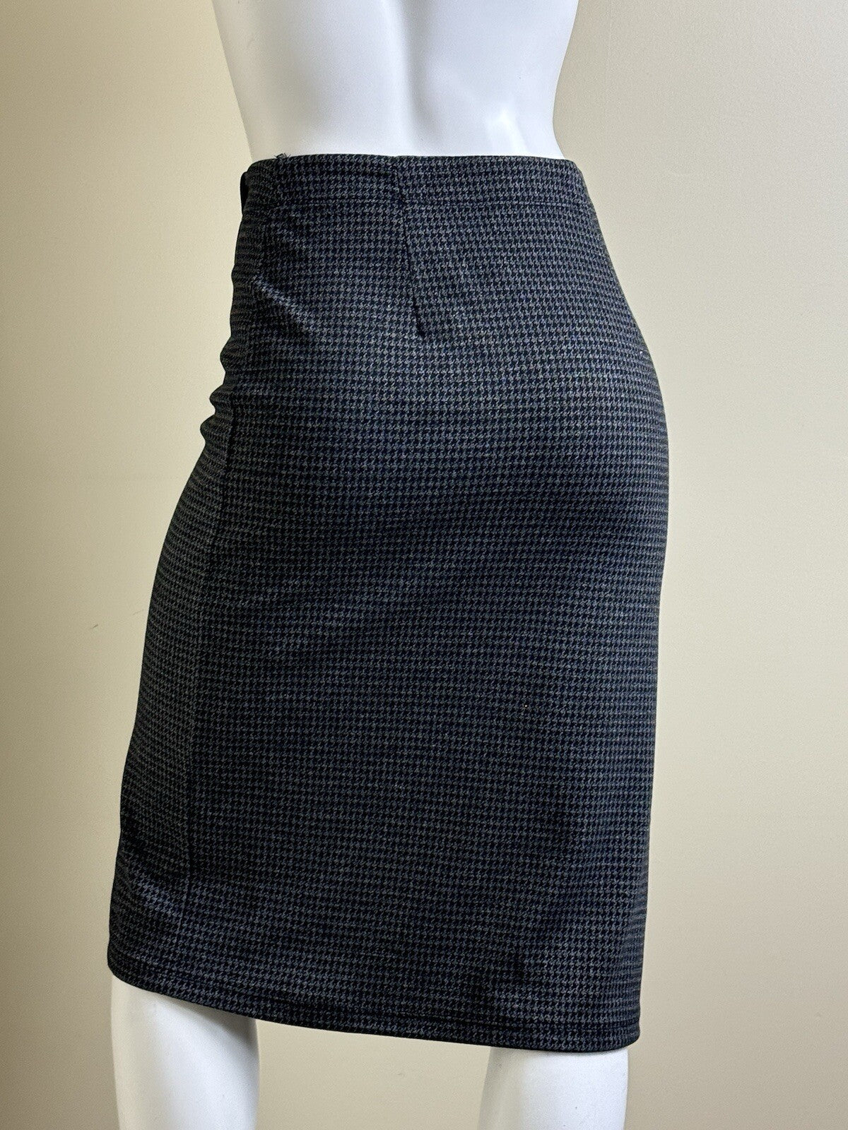 $118 Max Studio Women’s Straight &Pencil Skirt Sz M.      (B.118)