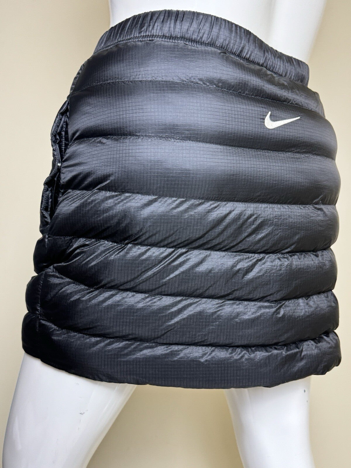 $250 Nike Women’s Sports Puff Skirt Black Sz L (B.88)