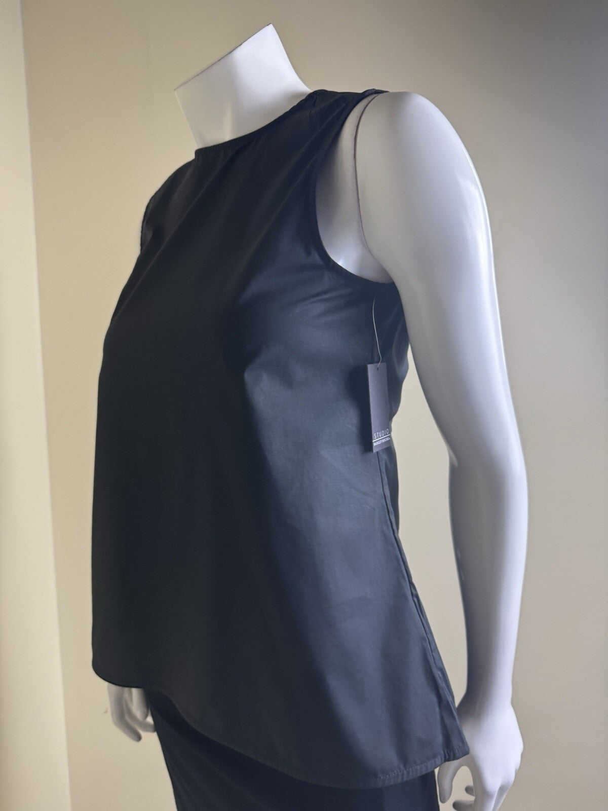STUDIO Badgley Mischka Women’s Top Black Sleeveless Sz 2. (B.143)