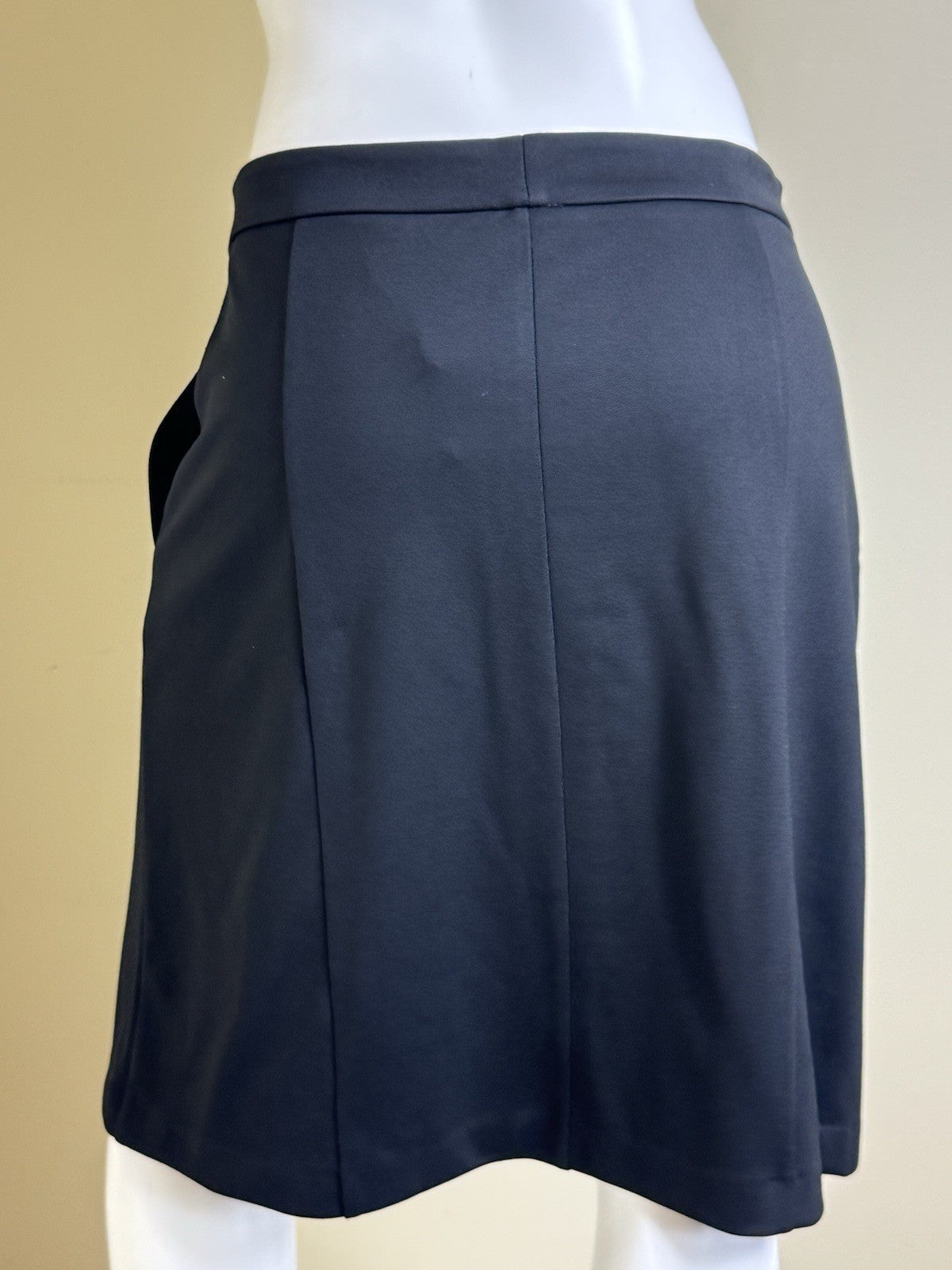 $58 Tahari Women’s Black Button Down Skirt Sz 10.  (B.156)