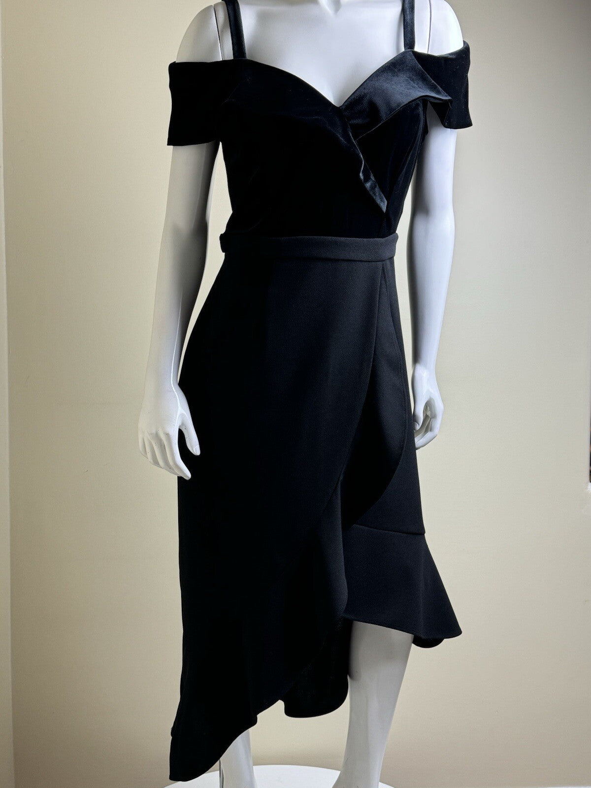 Addison Evenings Women’s off the shoulders Black Dress Sz 10. (B.92)