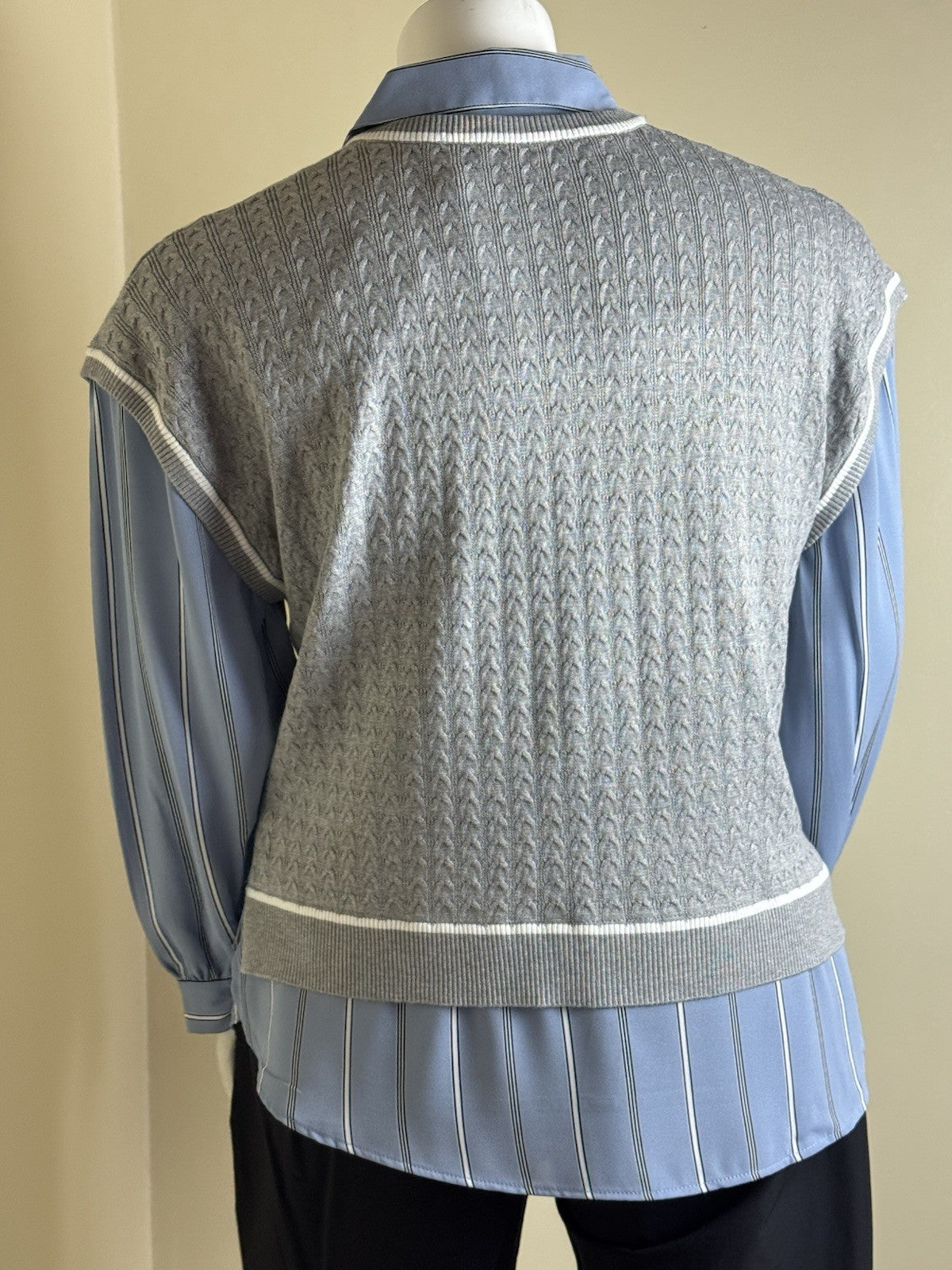 $99 Adrianna Papell V-neck Tipped Twofer Sweater Sz XL.       (B.191)