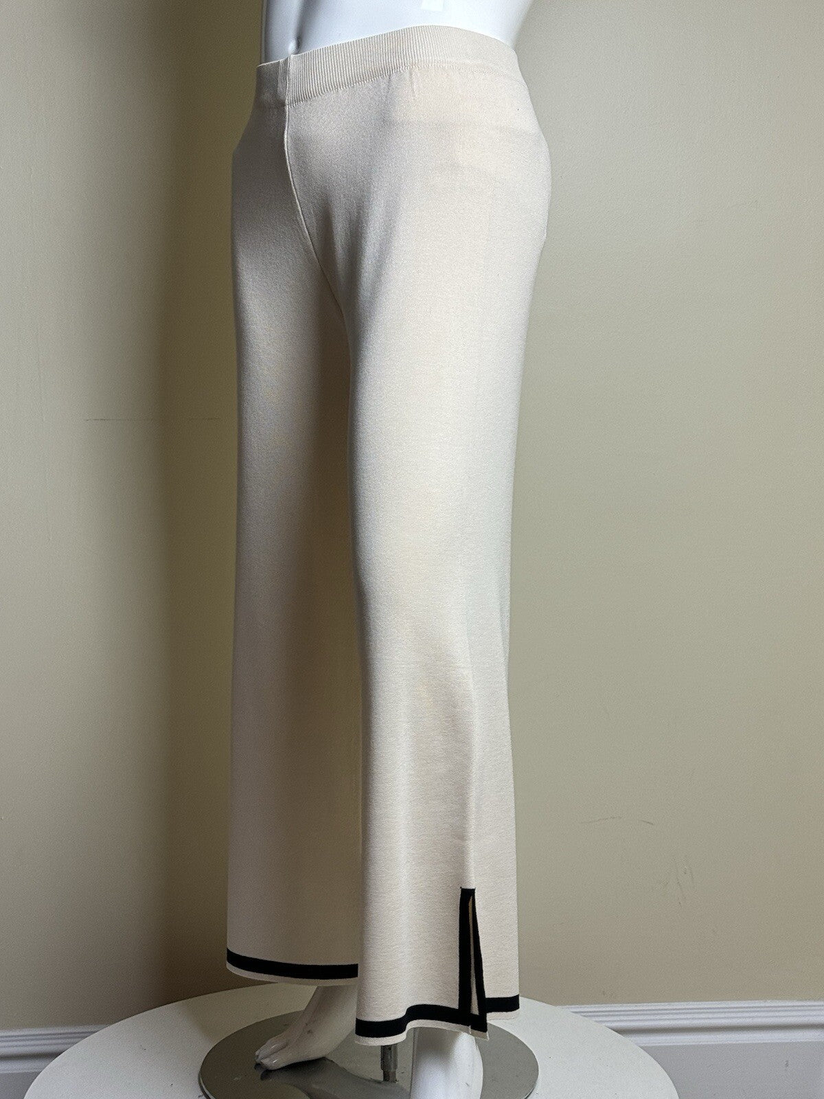 Women’s Beige Pull On Pants Sz XL.  (B.101)