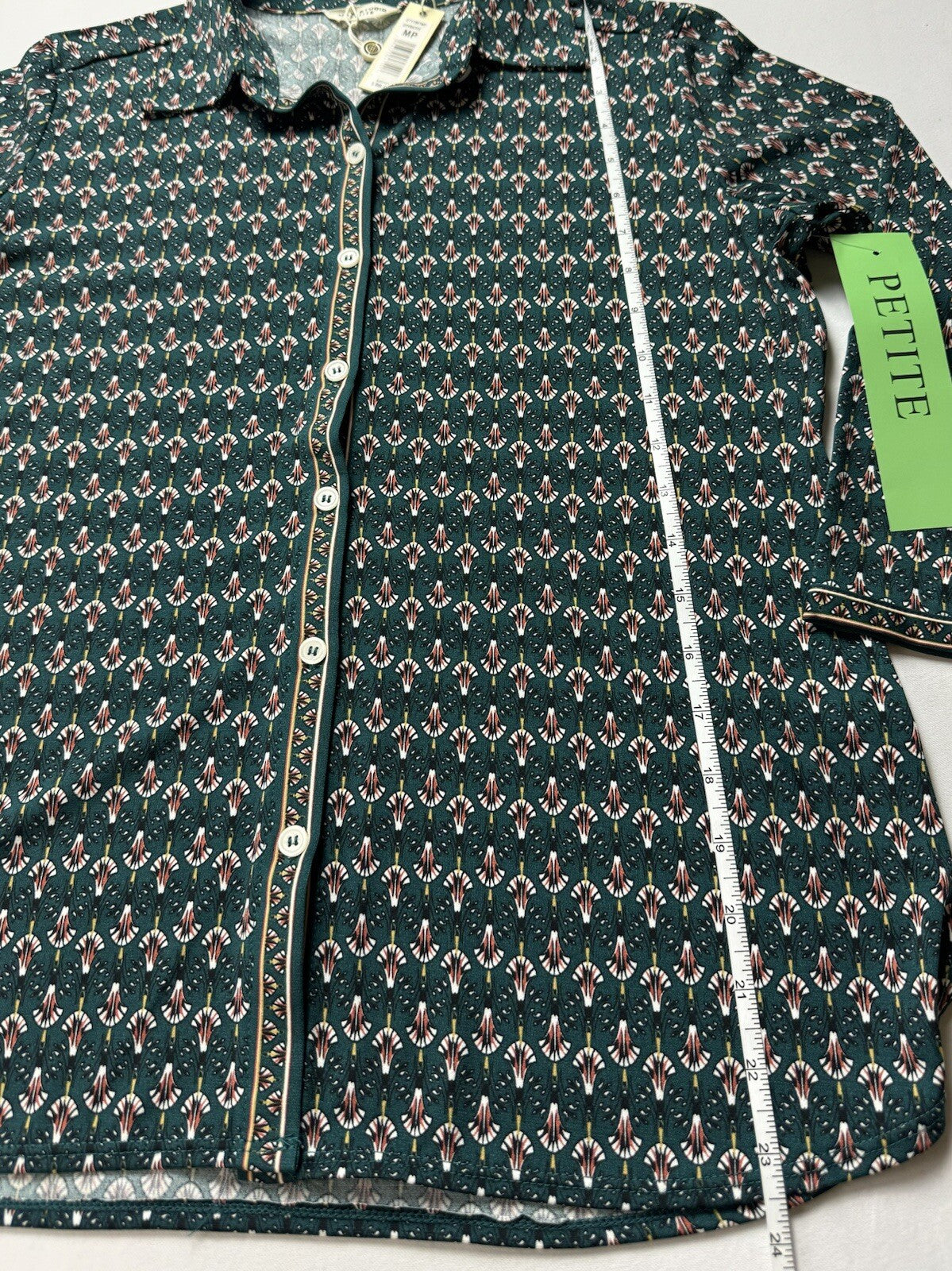 $88 Max Studio Women’s Long Sleeve Top Size MP.  (B.120)