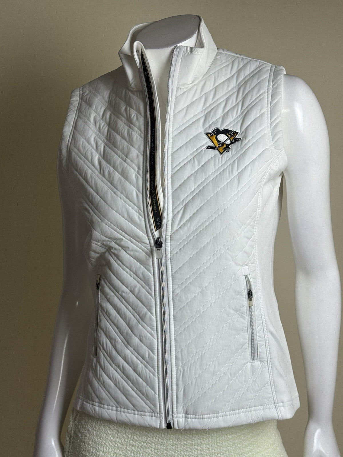 LeverWear Women's Pittsburgh Penguin Logo Quilted Vest Sz M.   (B.163)