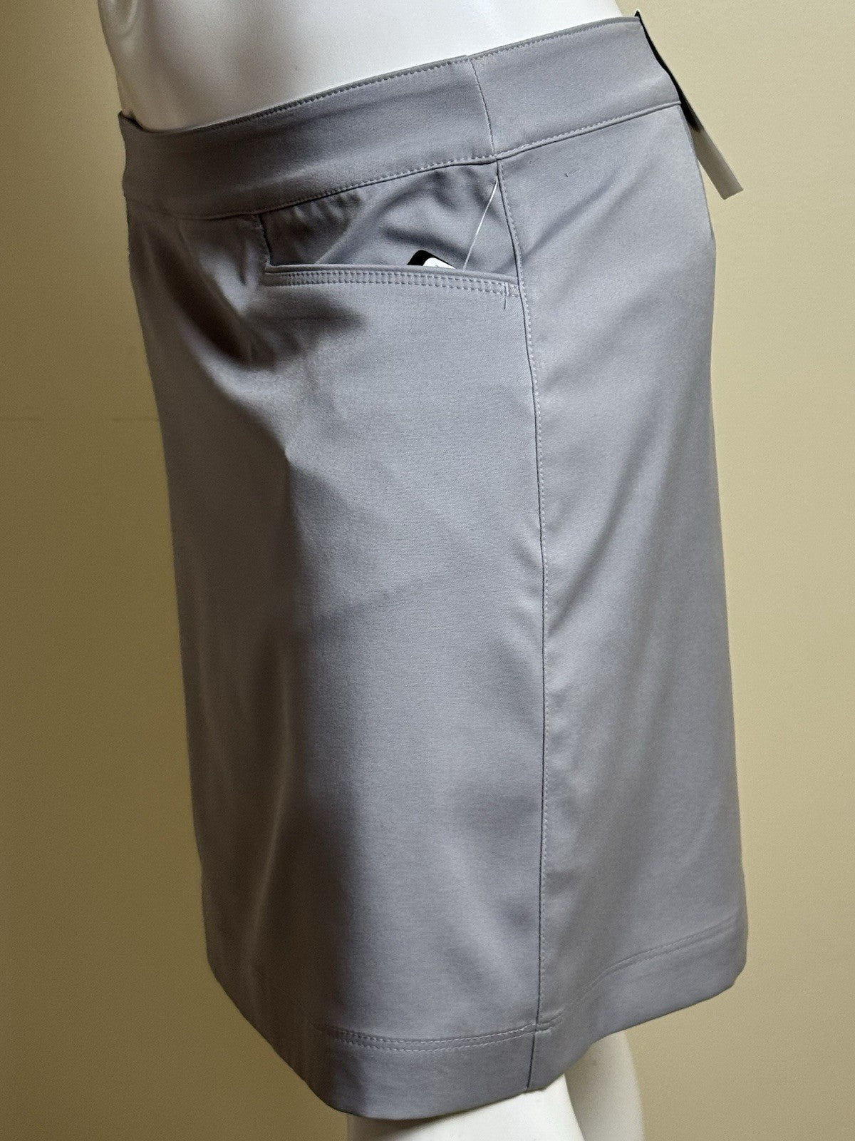 $68 PGA Tour Women’s Golf Skort Gray Pockets Sz 8.    (B.070)