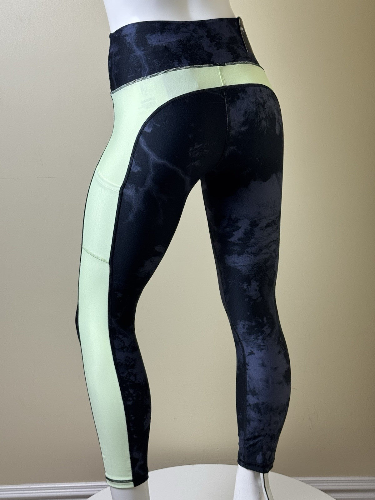 $85 Under Armour Women’s Leggings Size S   (B.163)