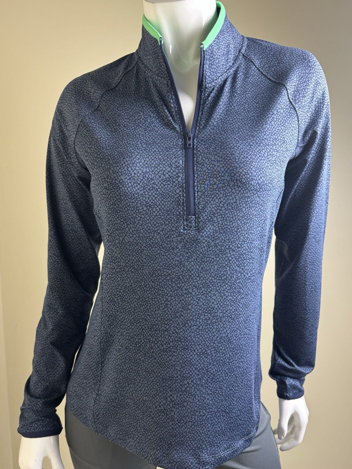 Under Armour Women's Golf Sweatshirt Size M. (B.111)
