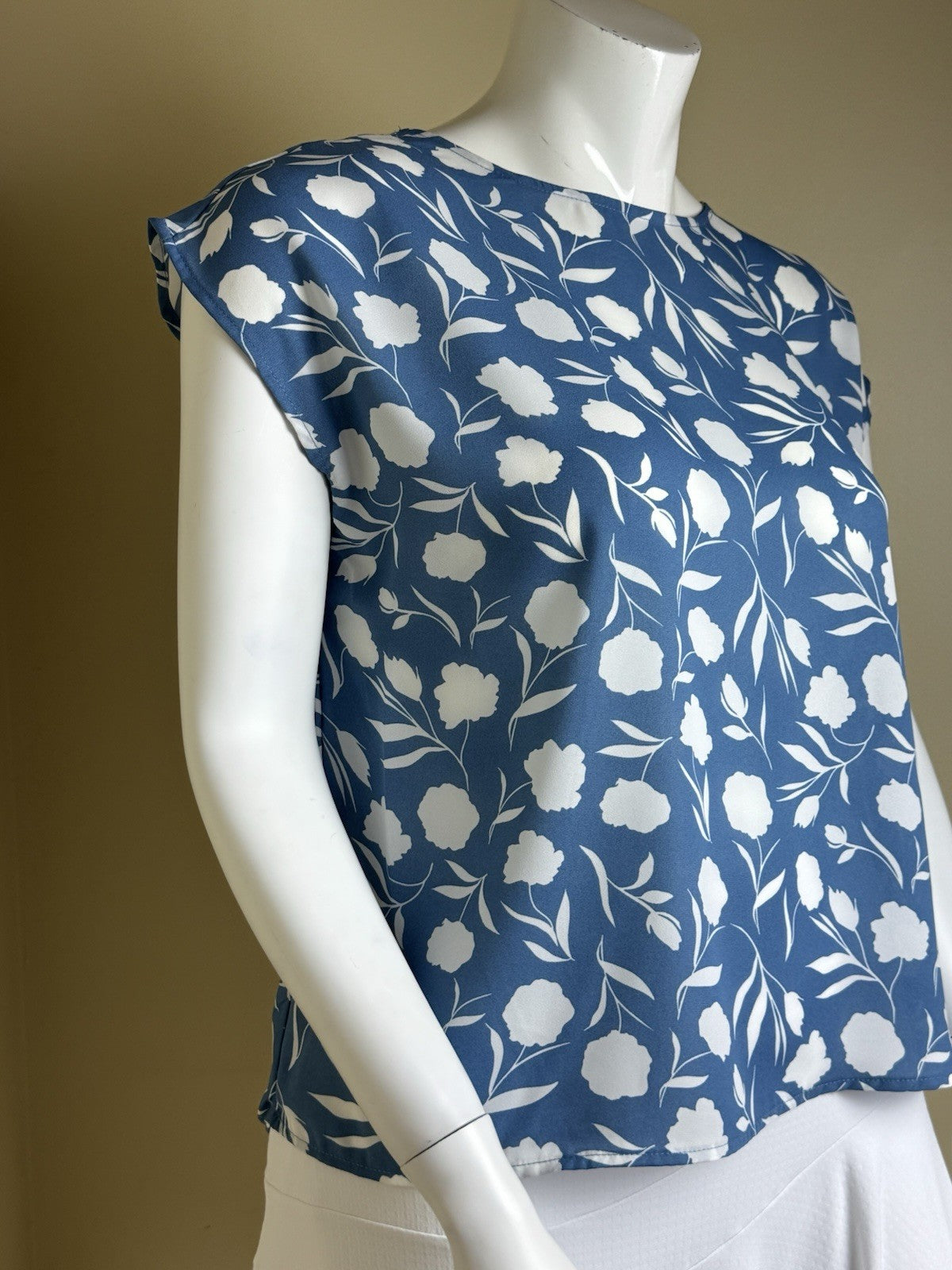 Cooper & Ella Women’s Floral Blouse Sz L.  (B.187)