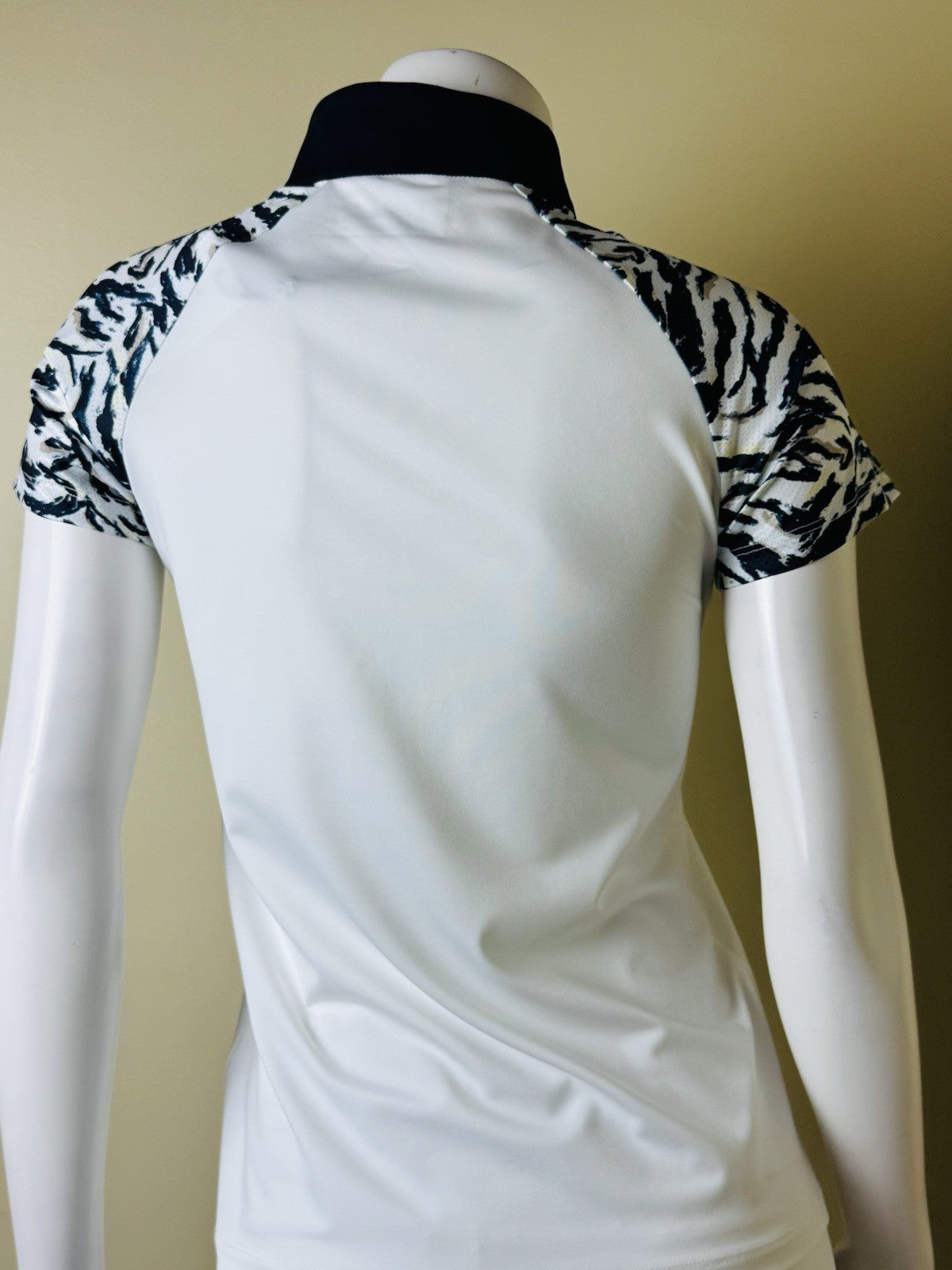 $96 Daily Sports Women’s Golf Shirt Sz S     (B.163)