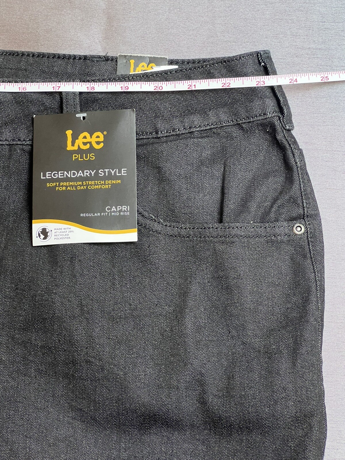 LEE Women’s Size 26 Denim Mid Rise Capri Jeans NWT