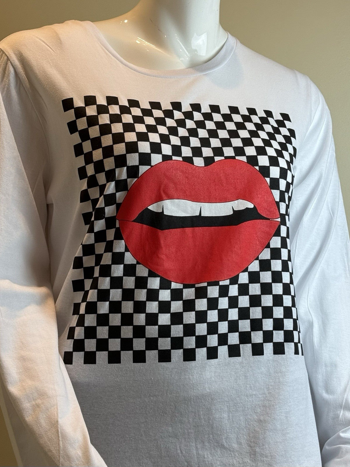 On Fire Women's White T-Shirt Lips Logo Size 1X.  (B.167)
