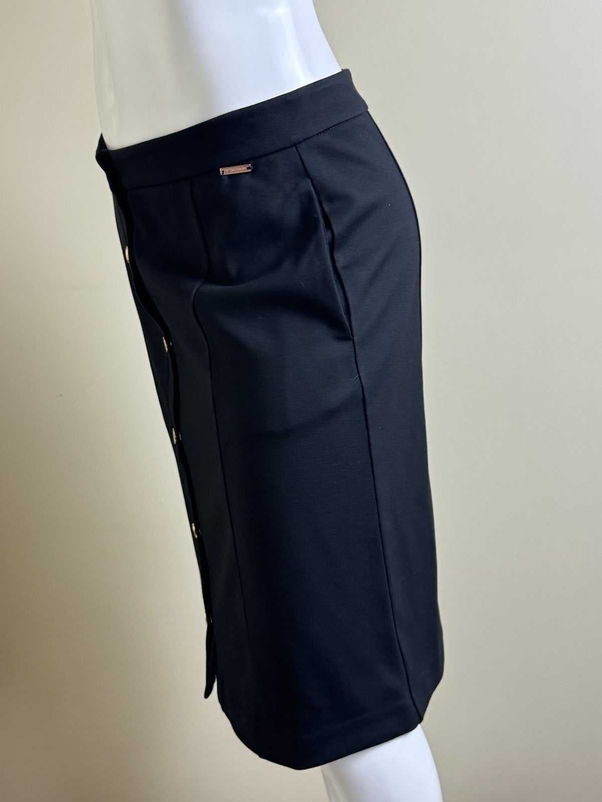 $58 Tahari Women’s Black Button Down Skirt Sz 10.  (B.156)