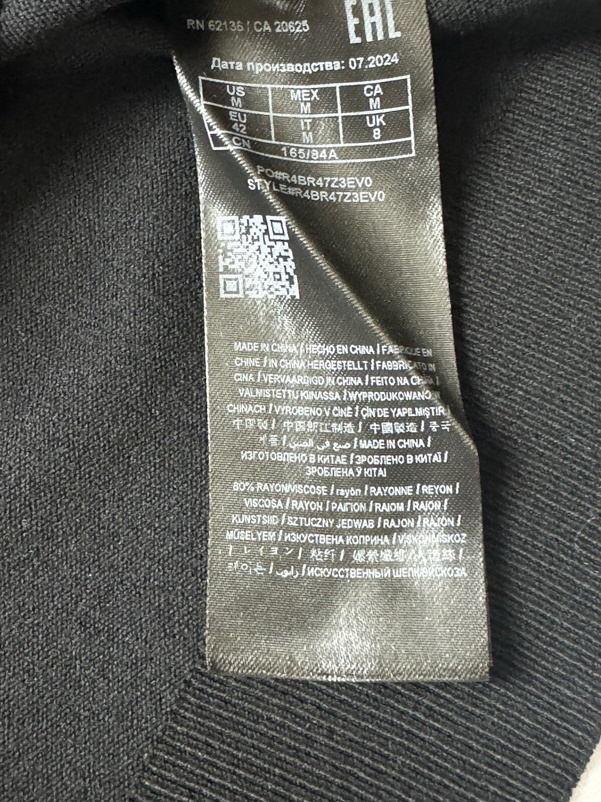 $89 Guess Women’s Rhinestone Logo Sweater Sz M.  (B.115)