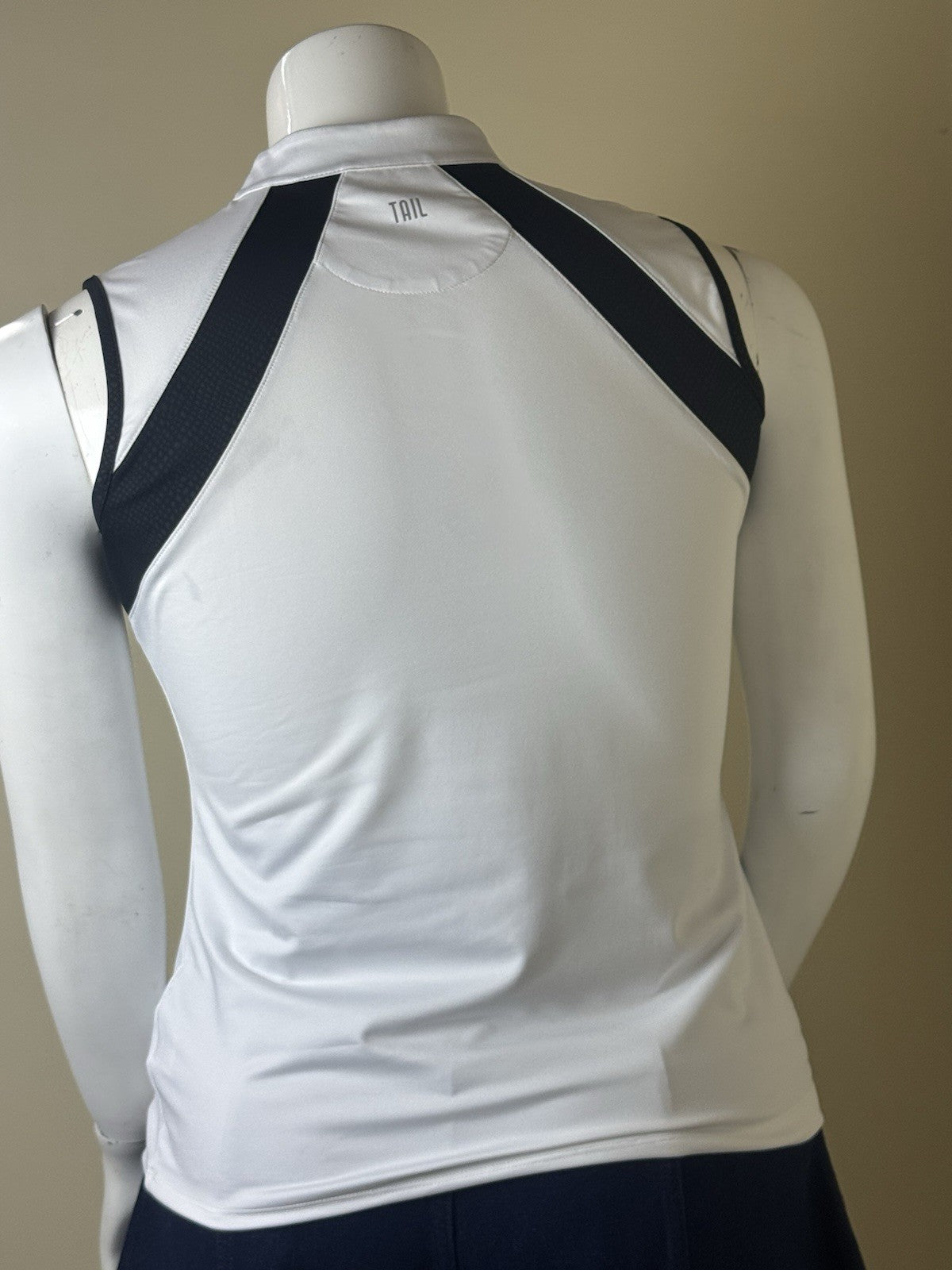 Tail Women's Golf Shirt Sleeveless Size L.      (B.159)