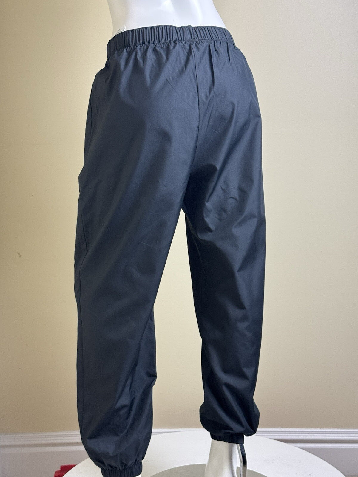 $85 Under Armour Women’s Jogging Pants Size M.   (B.142)