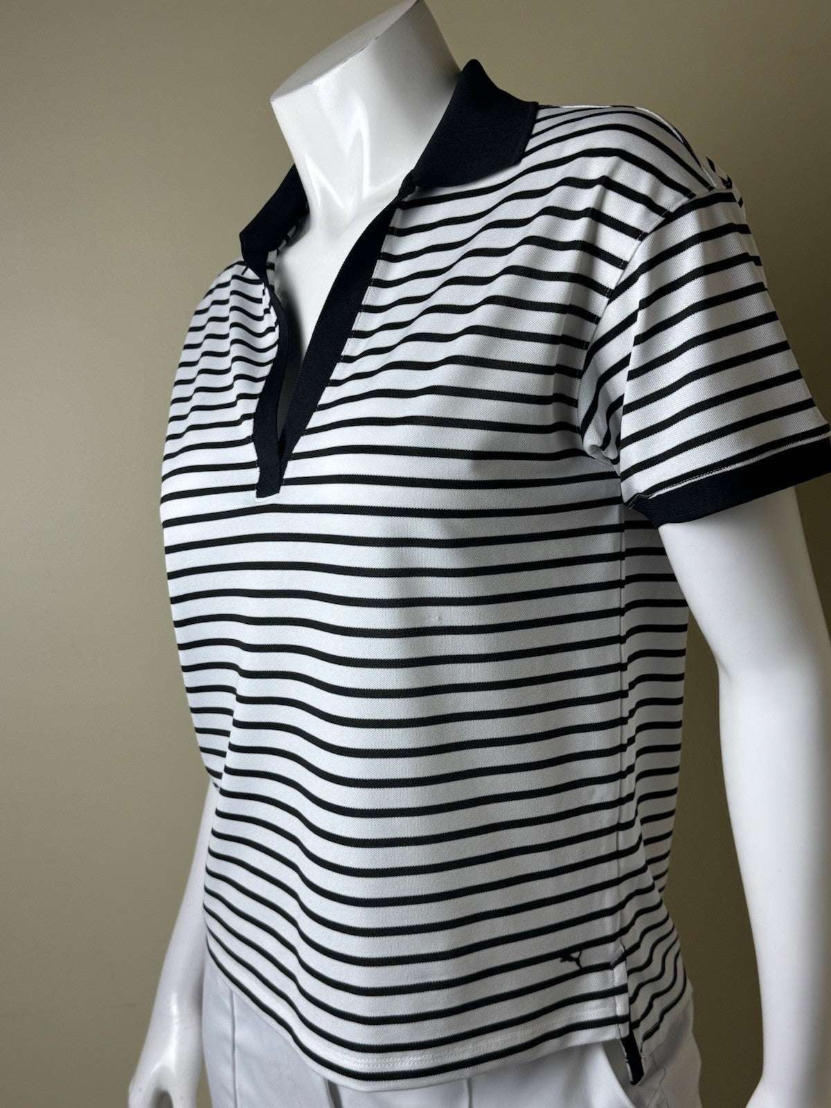 Puma Women’s Golf Shirt Sz S.   (B.162)