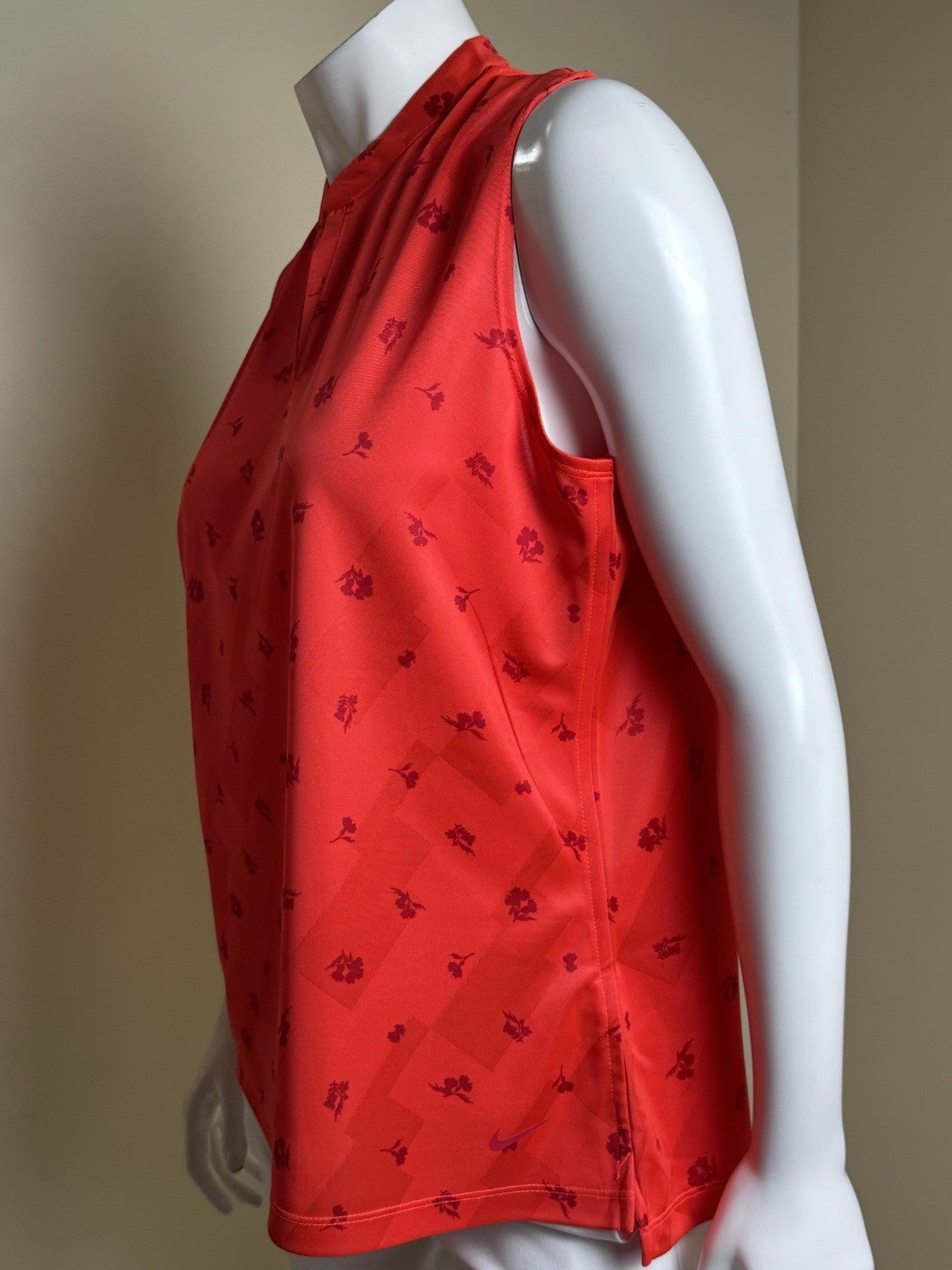 Nike Women’s Golf Sleeveless Shirt Sz L.       (B.172)