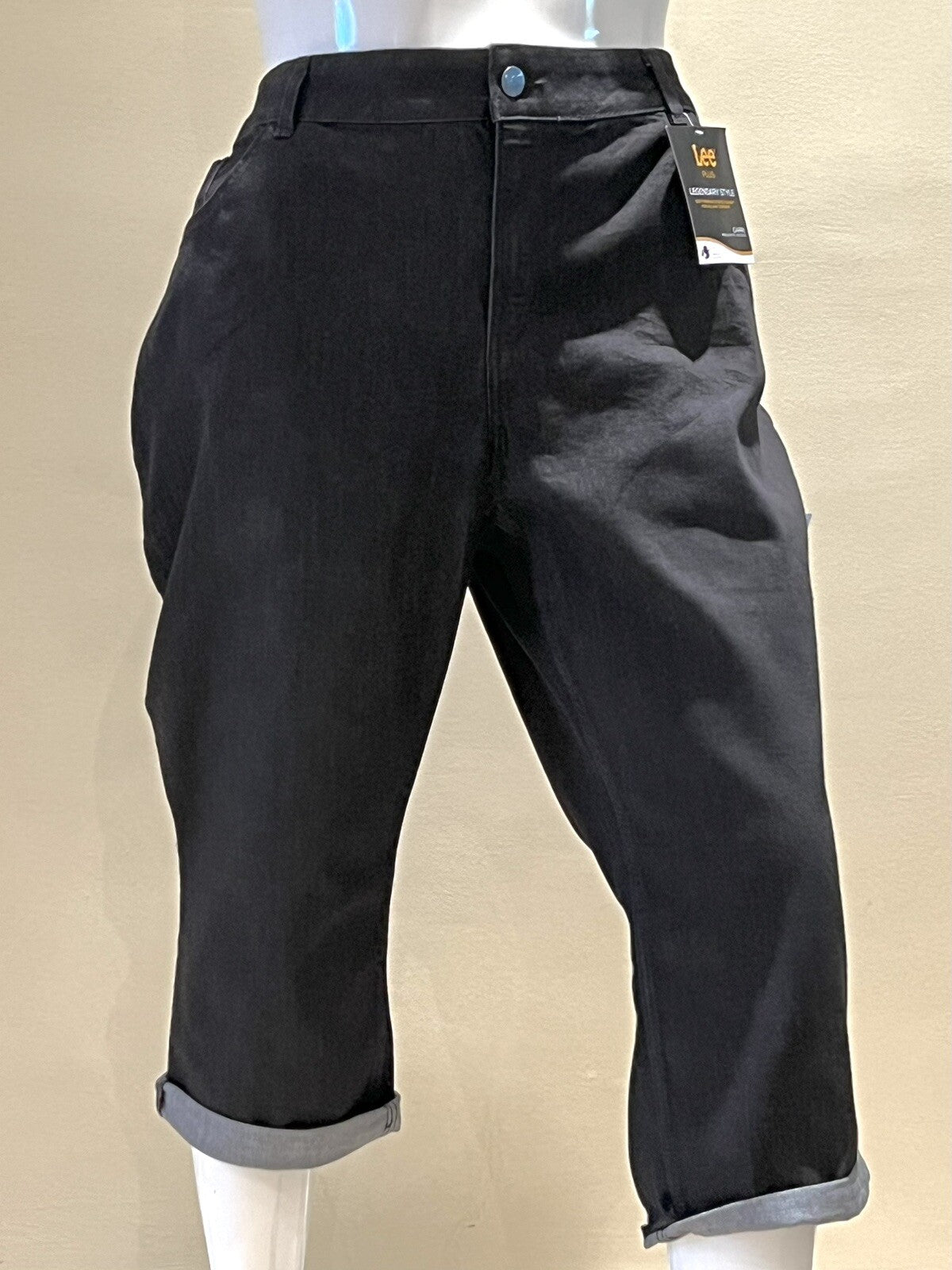 LEE Women’s Size 26 Denim Mid Rise Capri Jeans NWT