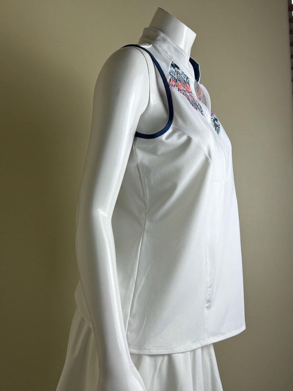 Lucky In Love Women’s Top Size XL Sleeveless Tennis Golf Shirt. (B.80)