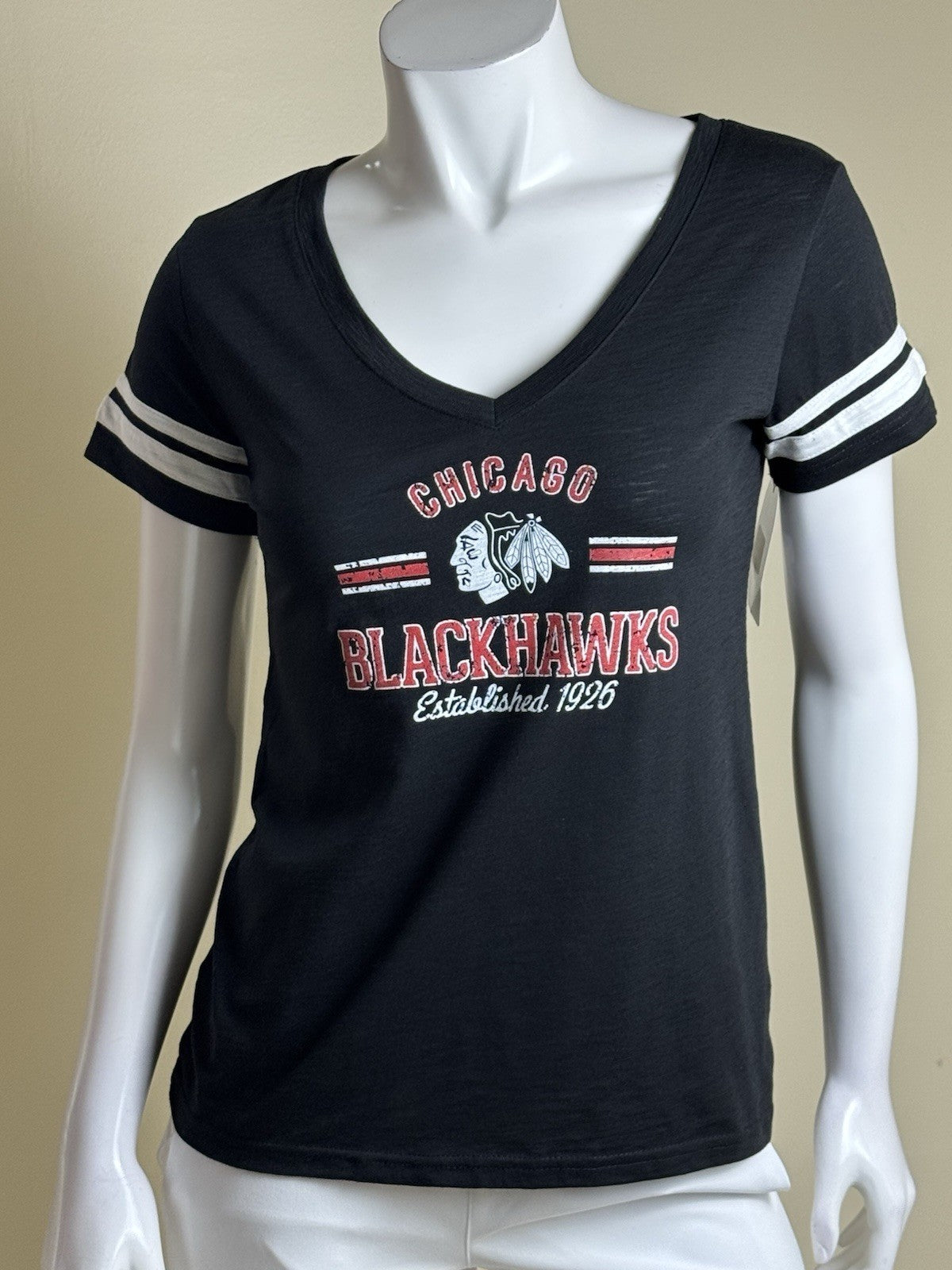 LeverWear Women's Chicago Blackhawks Logo shirt Sz M   (B.170)
